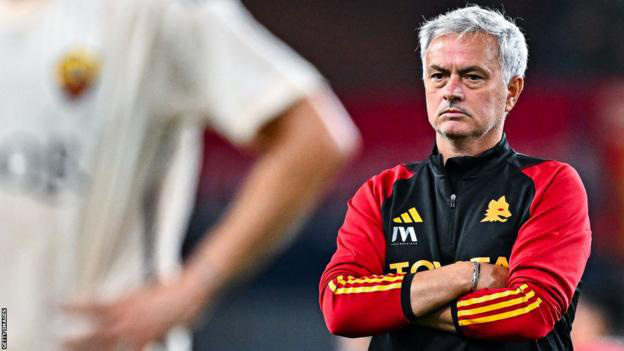 HLV Jose Mourinho tạm thời an toàn sau chiến thắng của Roma - Ảnh: GETTY IMAGES