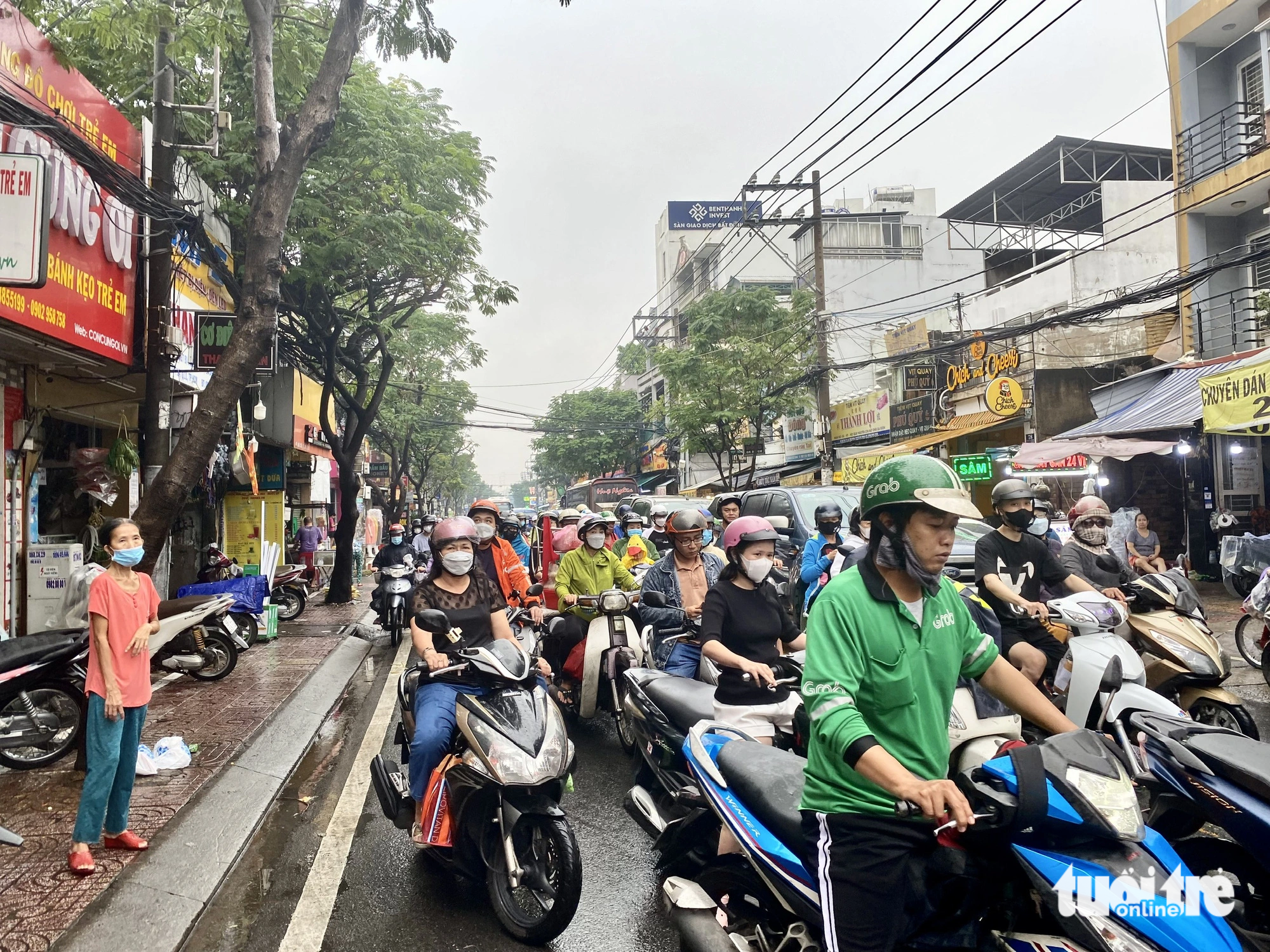 Sự cố làm giao thông qua khu vực bị ùn ứ - Ảnh: TIẾN QUỐC