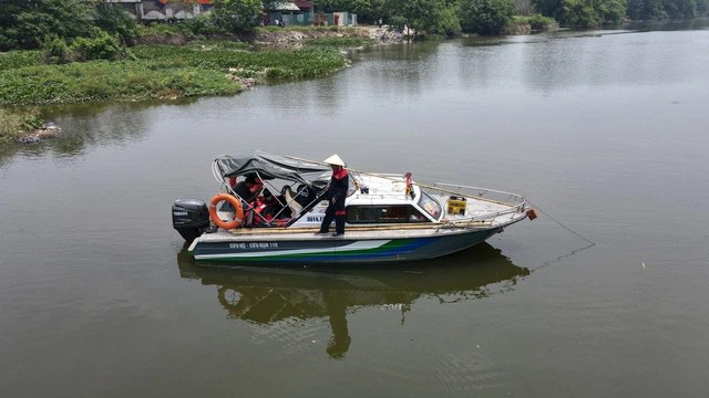 Đội cứu hộ tìm kiếm cô gái mất tích Lương Hải Như ở gần cầu Tân Phú (xã Vân Côn, huyện Hoài Đức, Hà Nội) thời điểm tháng 8-2022 - Ảnh: C.TUỆ