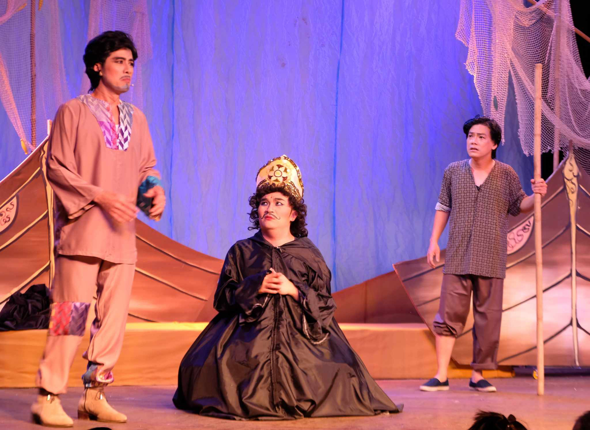 劇『ワン・デイ・アズ・ア・キング』の一場面 - 写真: LINH DOAN ドアン 劇『ワン・デイ・アズ・ア・キング』の一場面 - 写真: LINH DOAN ドアン