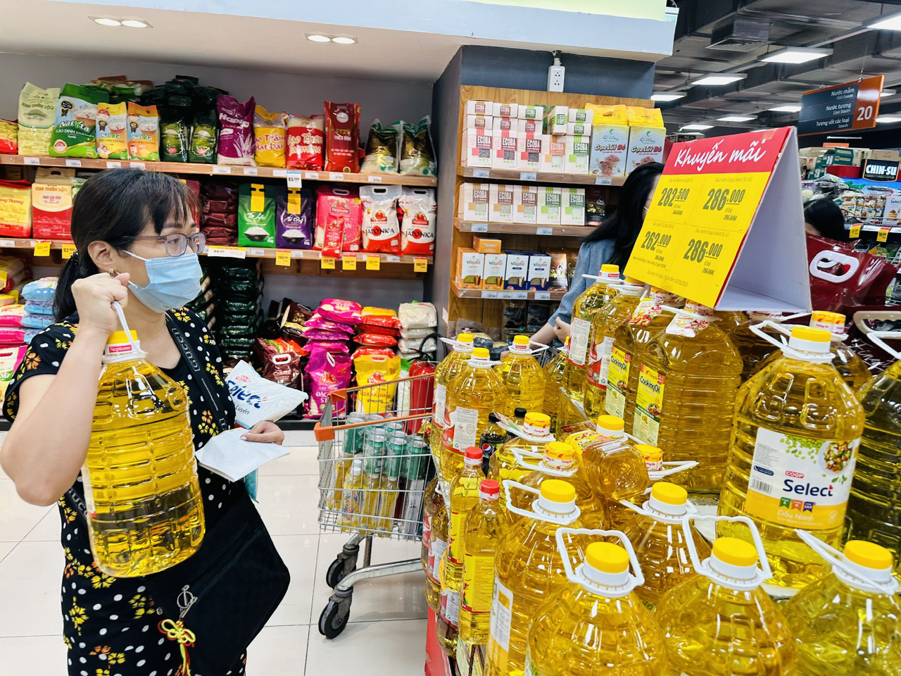 Hàng nhãn riêng Co.op hút khách - Ảnh 1. Sản phẩm hàng nhãn riêng Co.op được khách hàng chọn vì giá phải chăng, chất lượng tốt - Ảnh: M.MIÊN