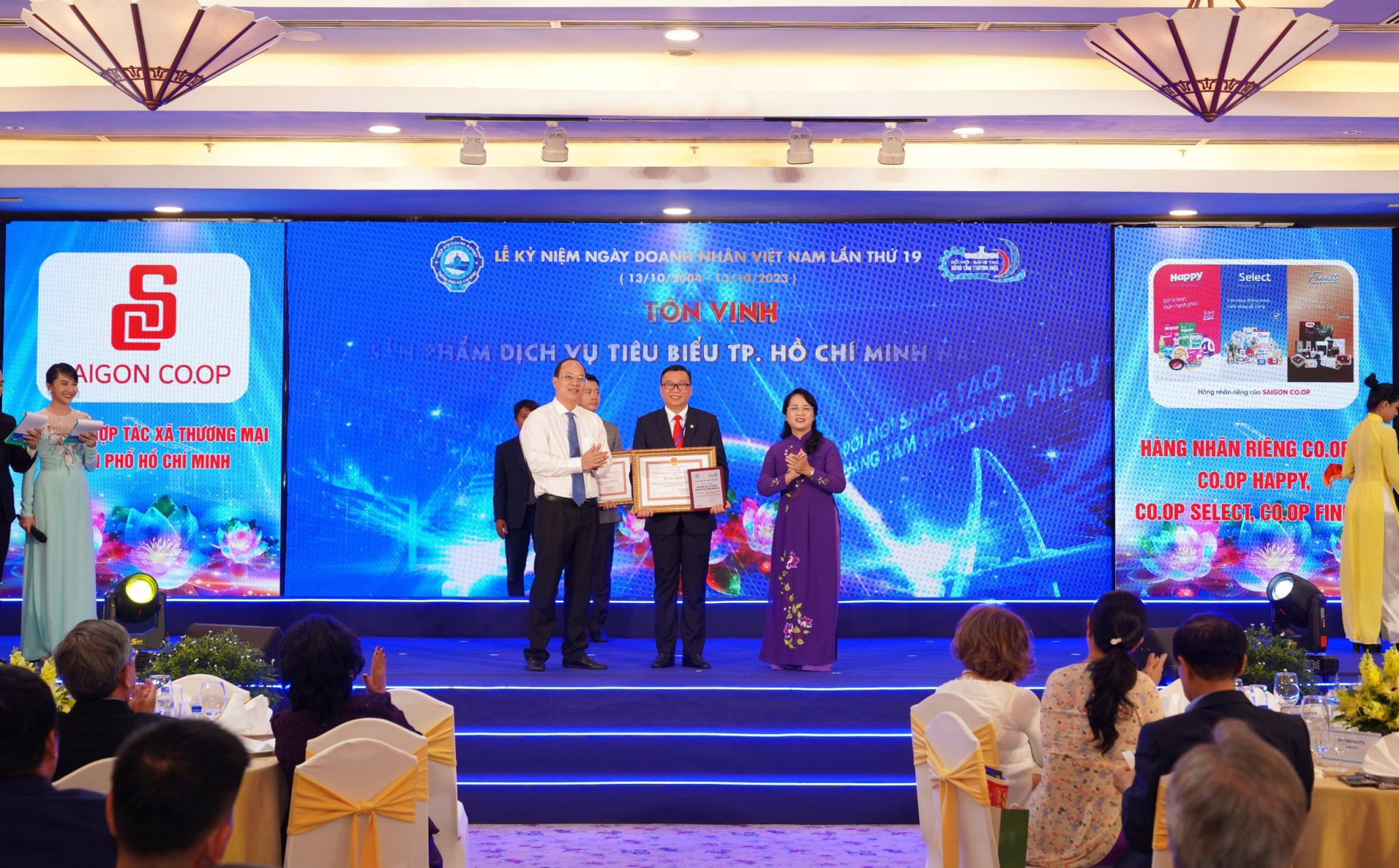 Hàng nhãn riêng Co.op hút khách - Ảnh 2. Ông Võ Hoàng Anh - giám đốc phát triển hàng nhãn riêng Saigon Co.op - đại diện doanh nghiệp lên nhận bằng khen vinh danh dòng hàng nhãn riêng Co.op - Ảnh: DN cung cấp