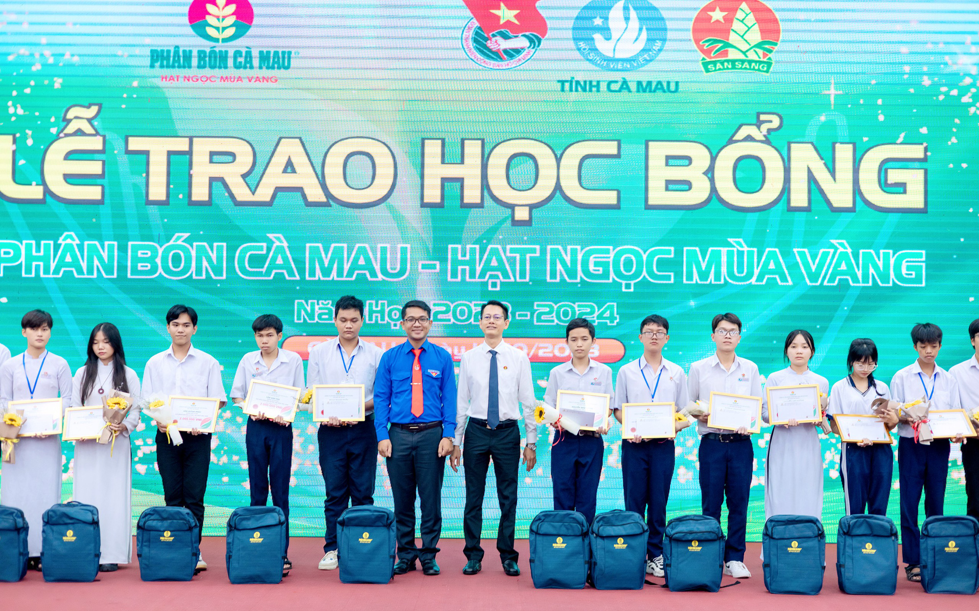 PVCFC khánh thành 8 phòng học mới tại Hậu Giang- Ảnh 4. PVCFC trao học bổng cho học sinh tỉnh Cà Mau
