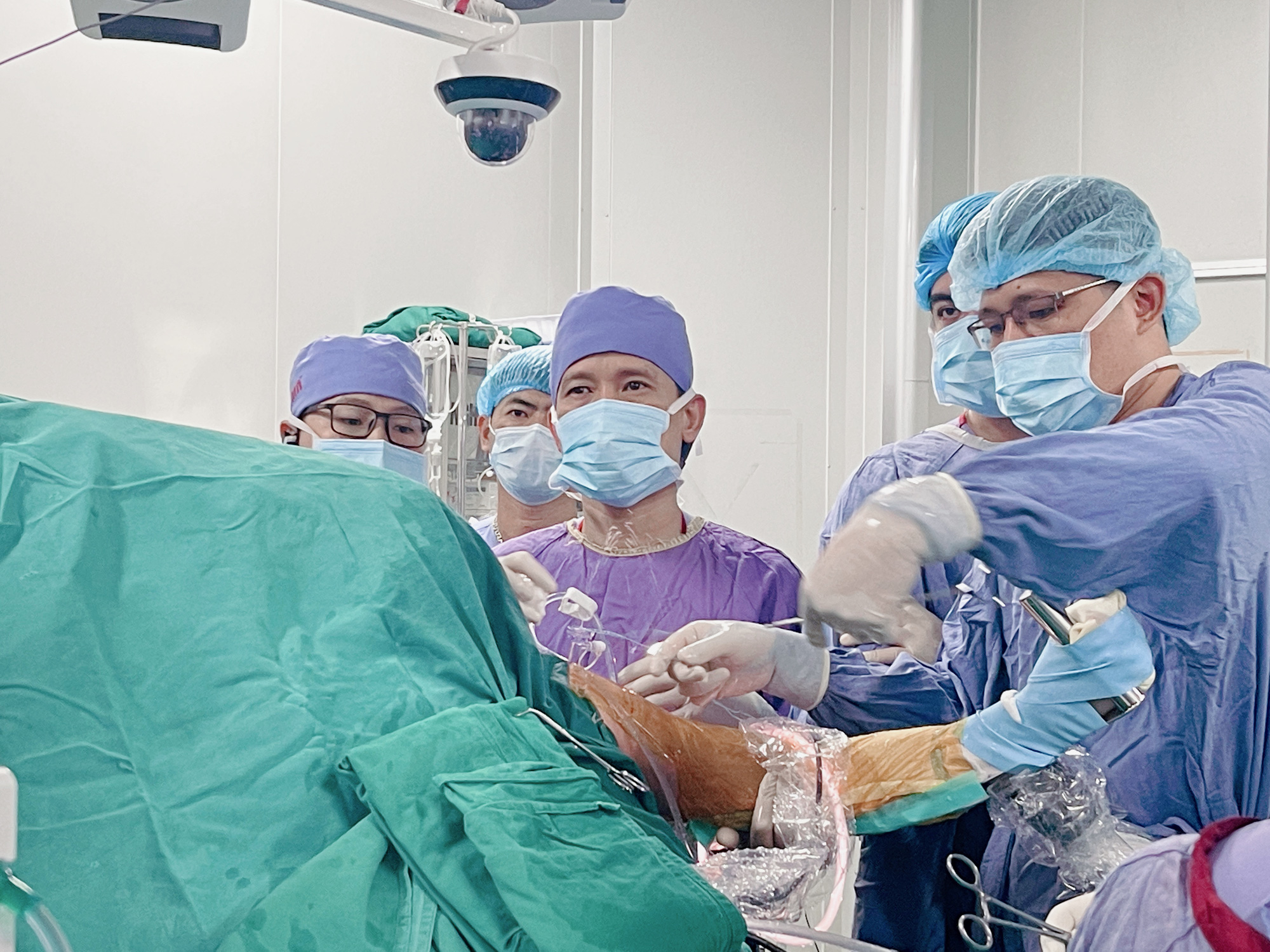 10月22日朝のニュース:勤務管理上のミスの回避と恐怖が公務員倫理違反に分類 - 写真3。 学会中に技術デモンストレーションの外科手術を行う医師 - 写真: BVCC