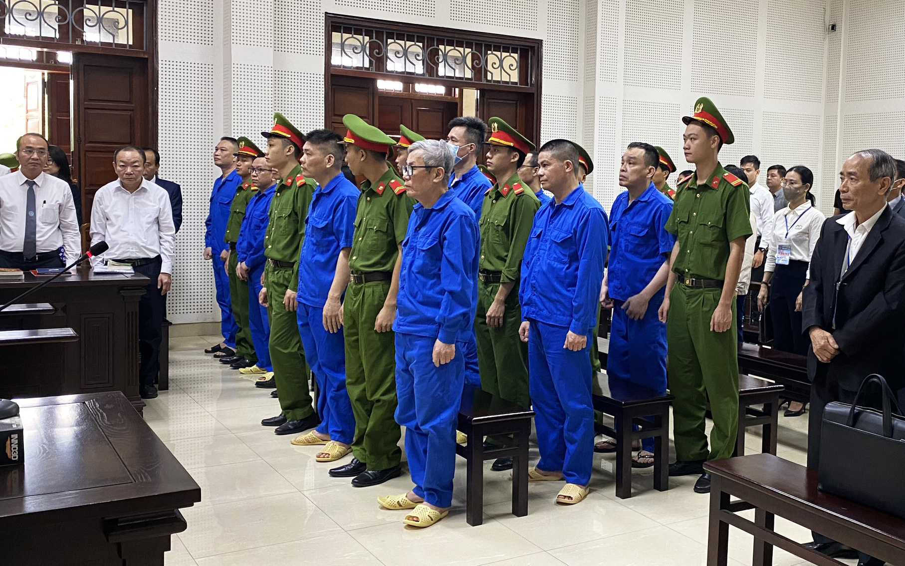 Anh trai chủ tịch AIC Nguyễn Thị Thanh Nhàn được giảm án tù- Ảnh 2. Tiếp tục xét xử vắng mặt cựu chủ tịch AIC Nguyễn Thị Thanh Nhàn