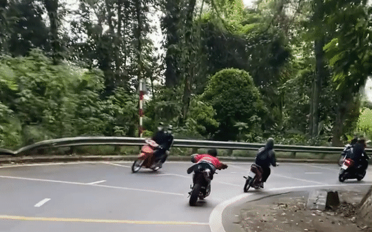 Nam thanh niên nằm trên yên xe máy điện đổ đèo Ba Vì