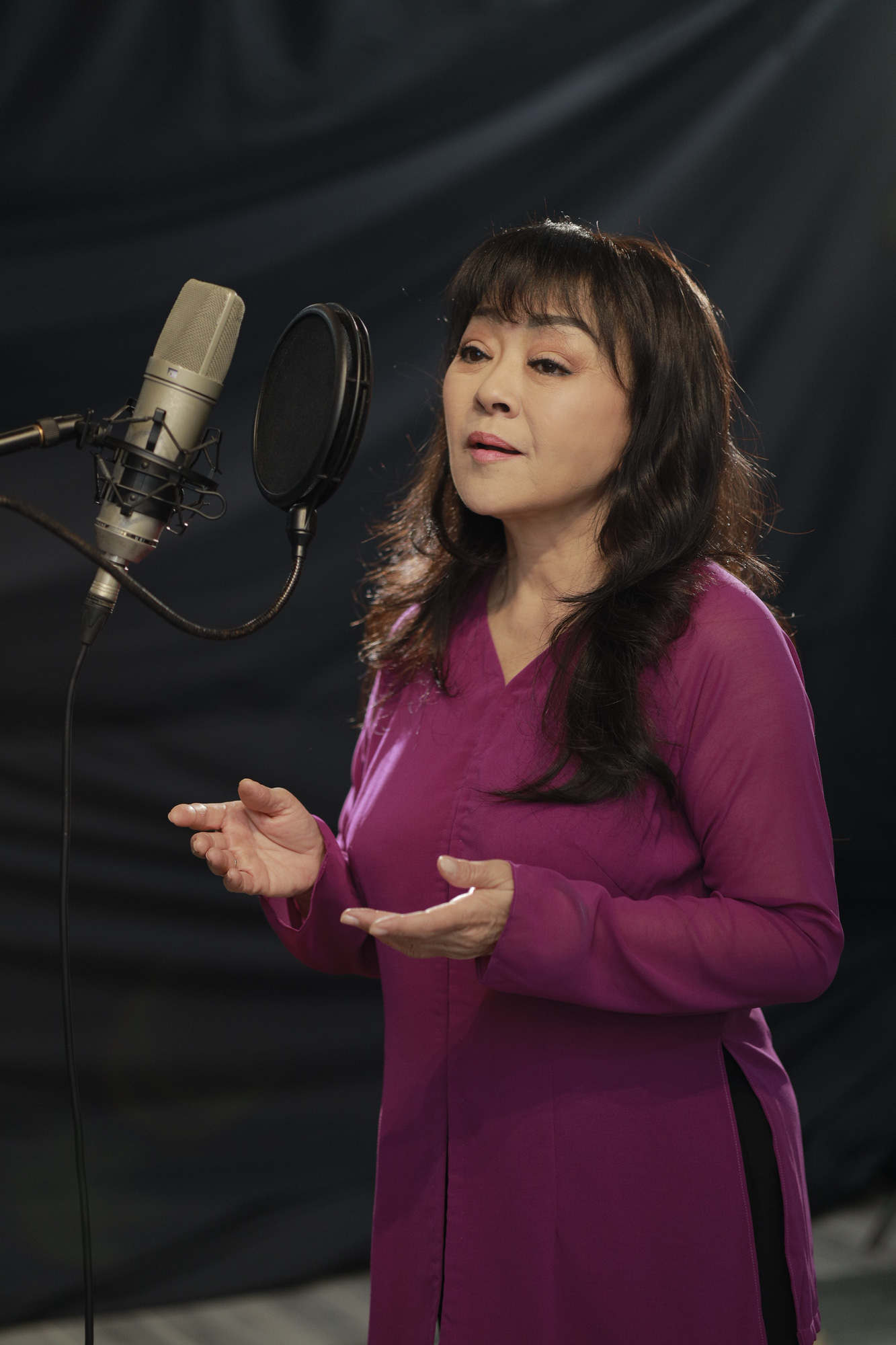 Danh ca Hương Lan tái hiện “Bài ca đất phương Nam”; Hà Nhi ra mắt MV mới với hình ảnh cực ngầu