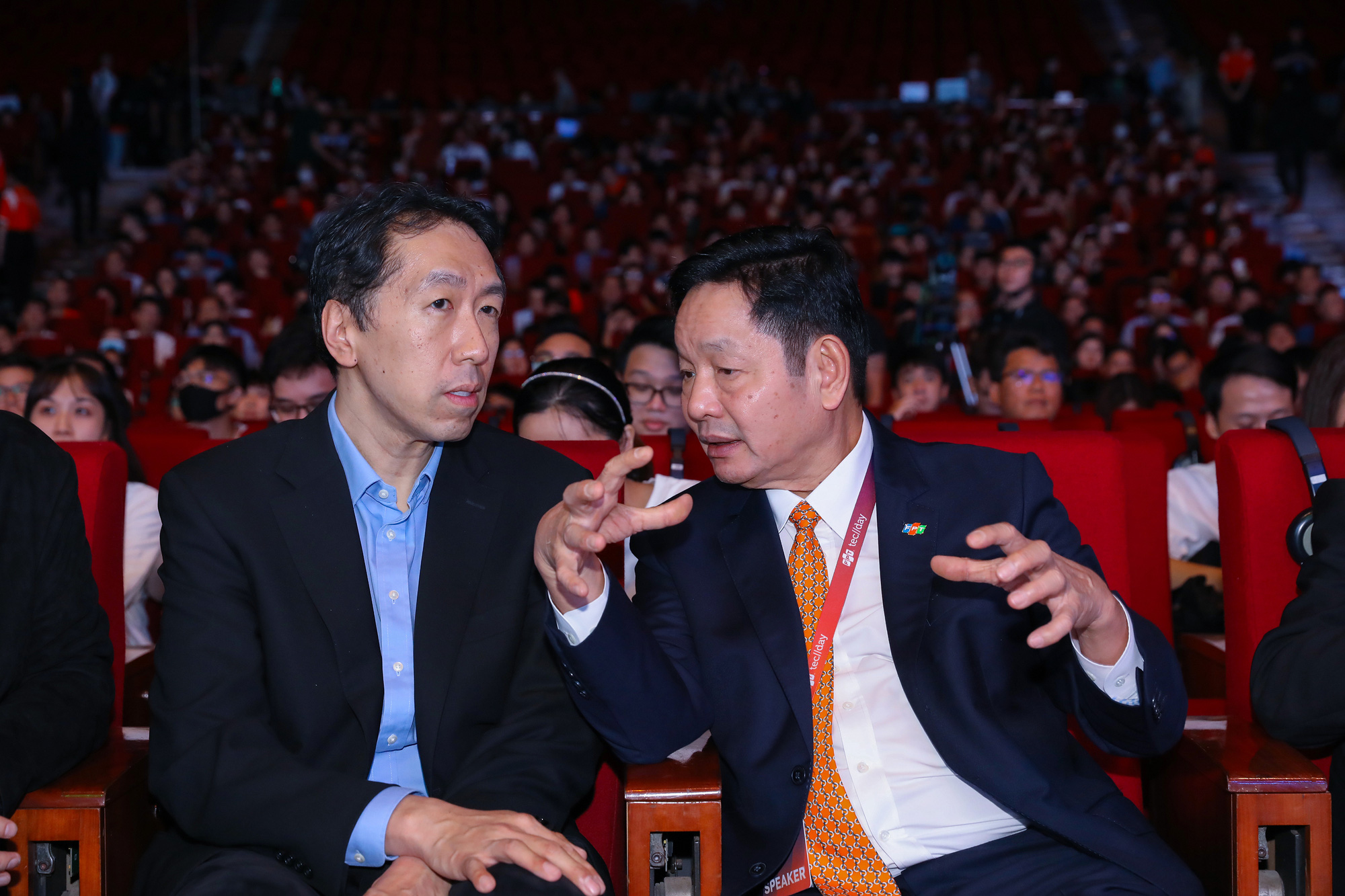 Ông Andrew Ng và ông Trương Gia Bình trao đổi trong phiên thảo luận về AI tại Techday 2023 - Ảnh: HOÀNG NAM