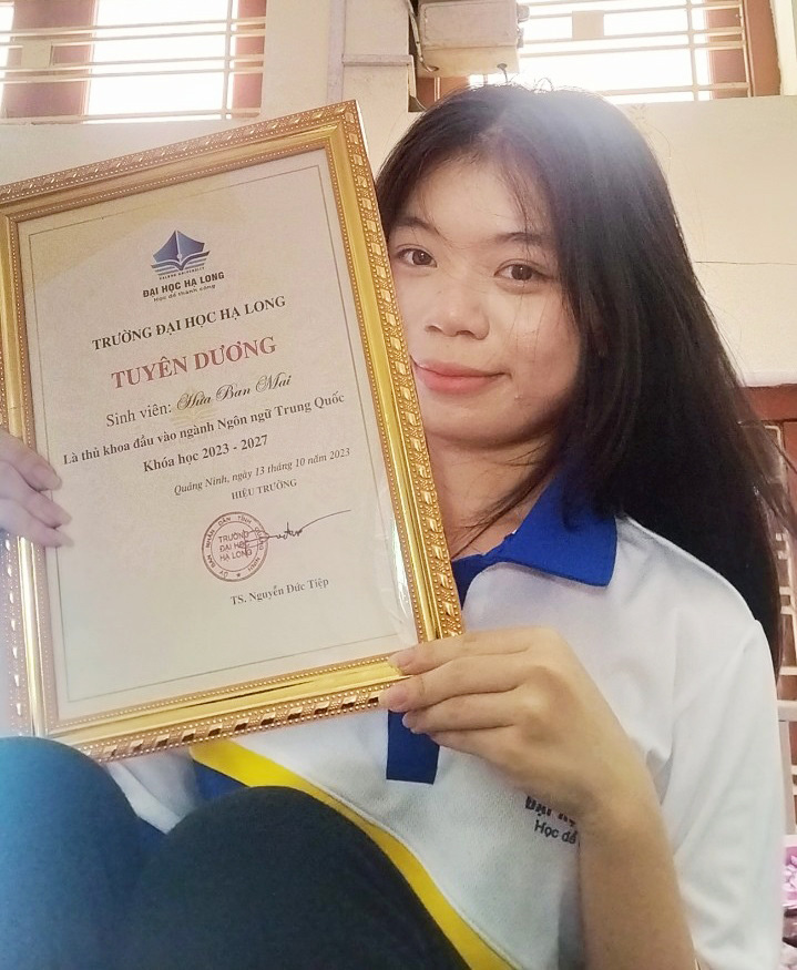 Hua Ban Mai showing the certificate of merit from the university presented to the valedictorian who has been admitted to the school for the 2023 admission session - Photo: T.Thang