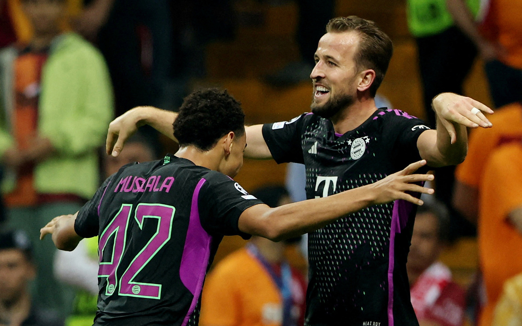 Kane tỏa sáng đưa Bayern tiến sát tấm vé đi tiếp ở Champions League