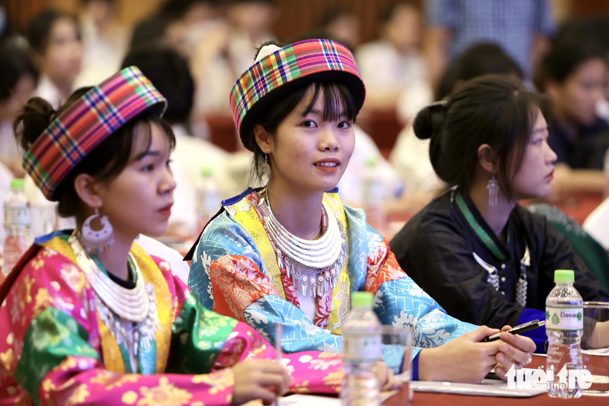 New students from 19 northern provinces and cities receive scholarships to help them attend school - Photo: Nguyen Khanh