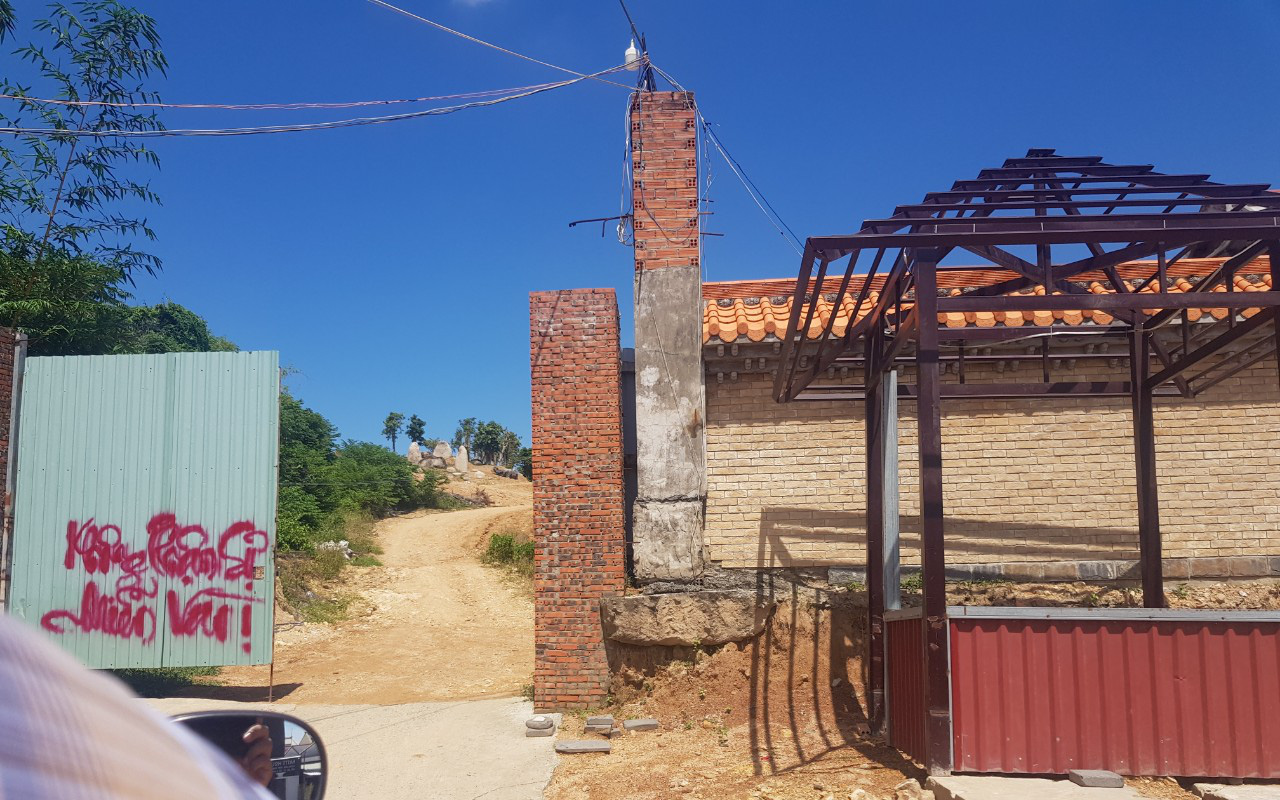 Tấm biển đá 'Bộ Văn hóa, Thể thao và Du lịch Thanh Hóa' đã bị di dời- Ảnh 6. Tạm dừng thi công nhà dưỡng lão bị dân ‘tố’ xâm lấn di tích quốc gia