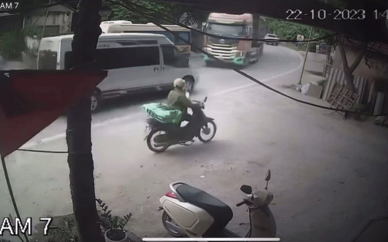 Khó hiểu: Đỗ xe giữa cao tốc giờ cao điểm rồi bỏ đi- Ảnh 3. Ô tô dừng đỗ khúc cua, 3 xe kẹt cứng