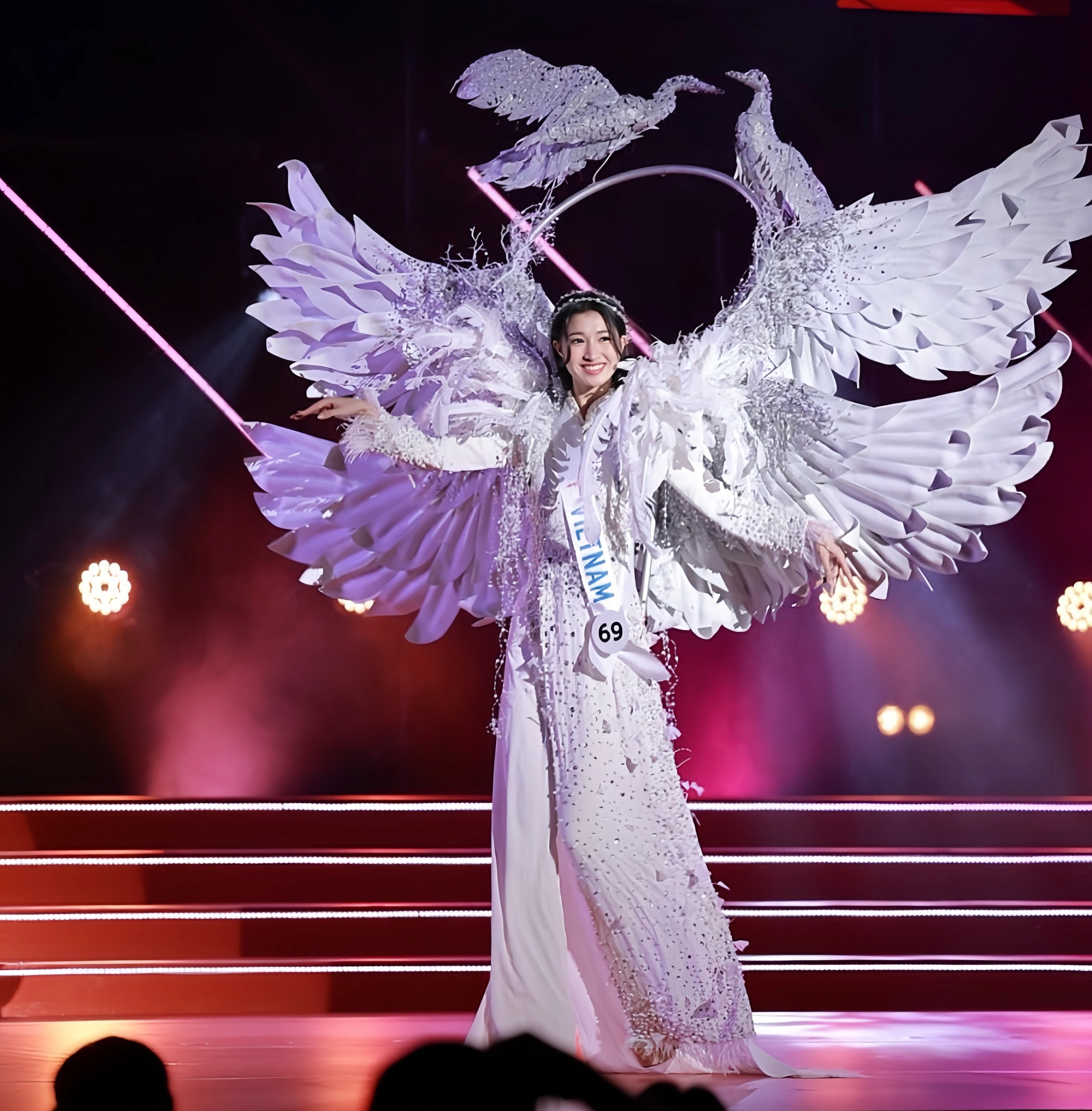 ファイナリストのフオン・ニーさん、民族衣装に感動 ファイナリストのフオン・ニーさん、民族衣装に感動