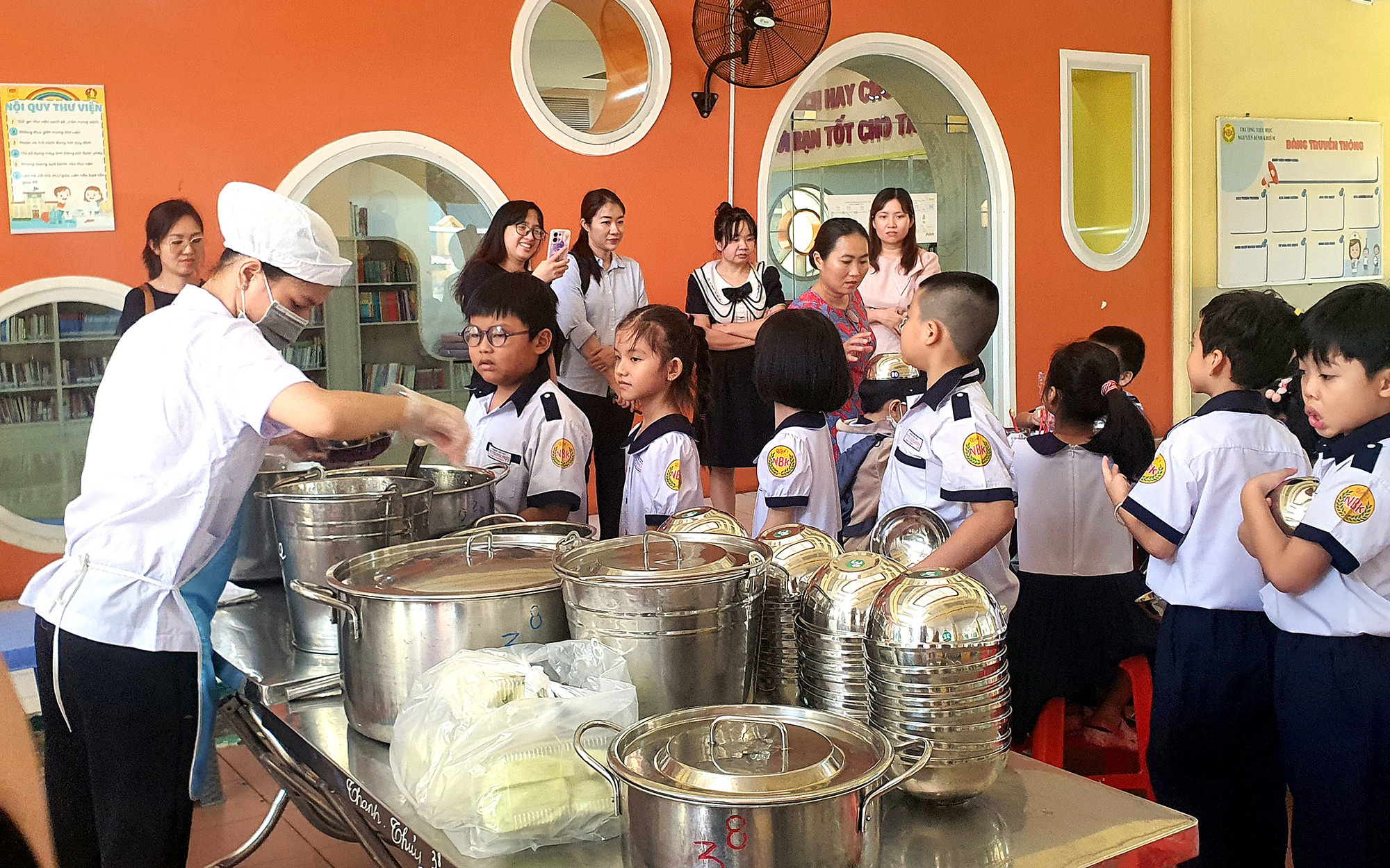 Tổ chức bữa ăn học đường kết hợp tăng cường thể lực cho học sinh TP.HCM- Ảnh 2. Ai giám sát bữa ăn học đường?