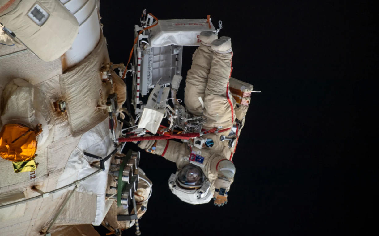 Tàu chở hàng Nga mang trứng cút lên Trạm vũ trụ quốc tế- Ảnh 2. Phi hành gia Nga ra ngoài không gian tìm hiểu vụ rò rỉ trên ISS