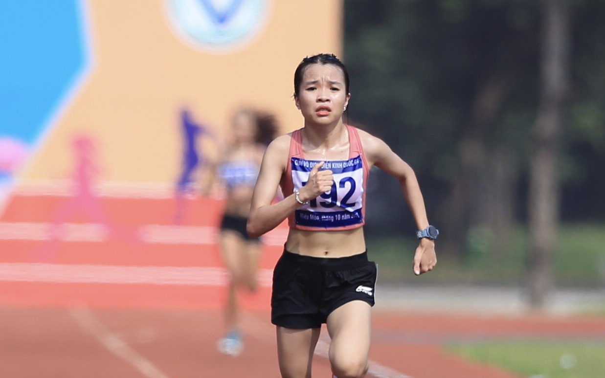 Đánh bại Lê Thị Tuyết, Hoàng Thị Ngọc Hoa vô địch marathon quốc gia 2024- Ảnh 7. Đánh bại đàn chị Hồng Lệ, Lê Thị Tuyết vô địch quốc gia chạy 10.000m