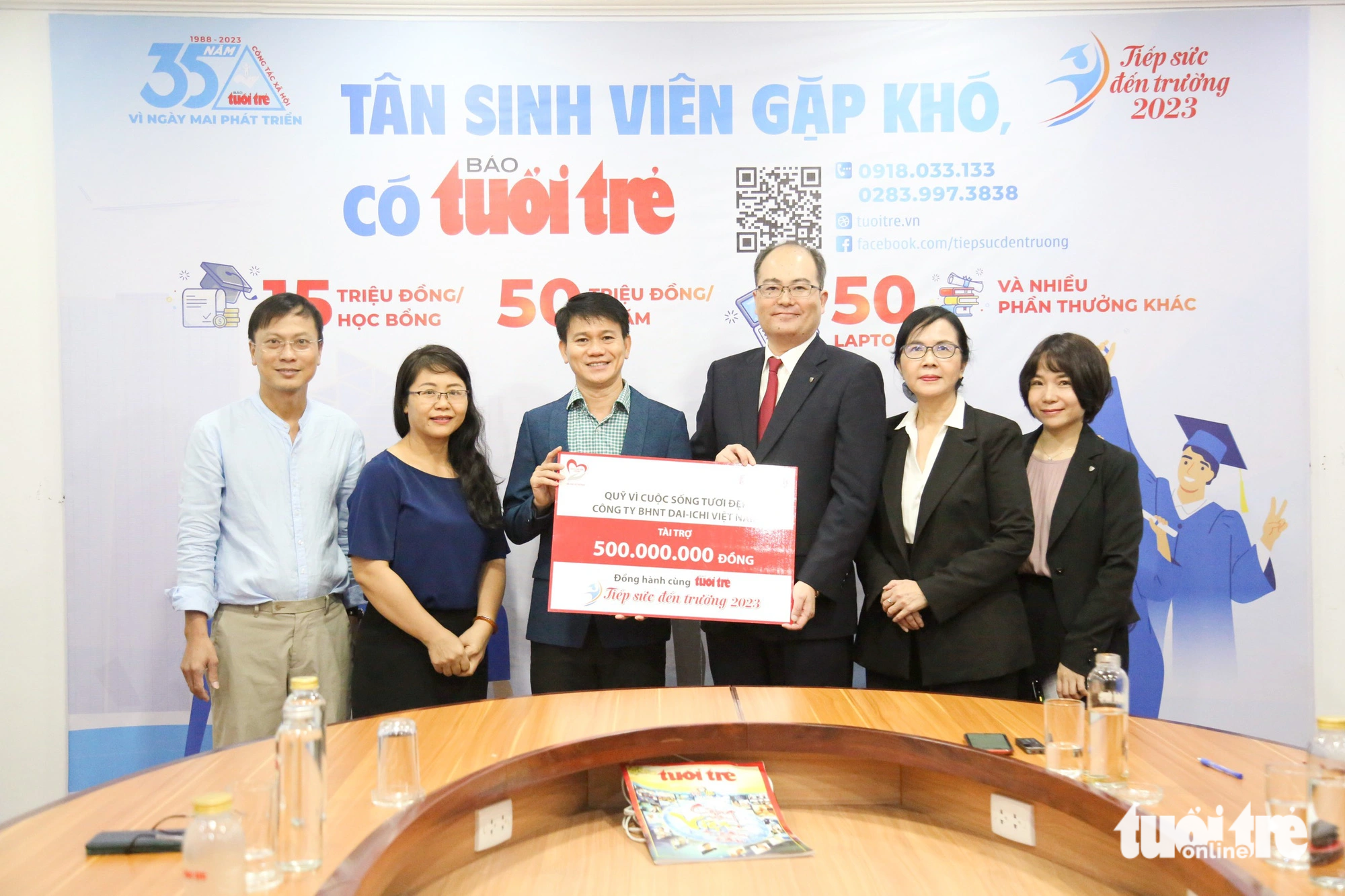Ông Seigo Fujimaru (thứ 4 từ trái sang), đại diện Công ty Dai-ichi Life Việt Nam, trao 500 triệu đồng cho chương trình Tiếp sức đến trường 2023 - Ảnh: PHƯƠNG QUYÊN