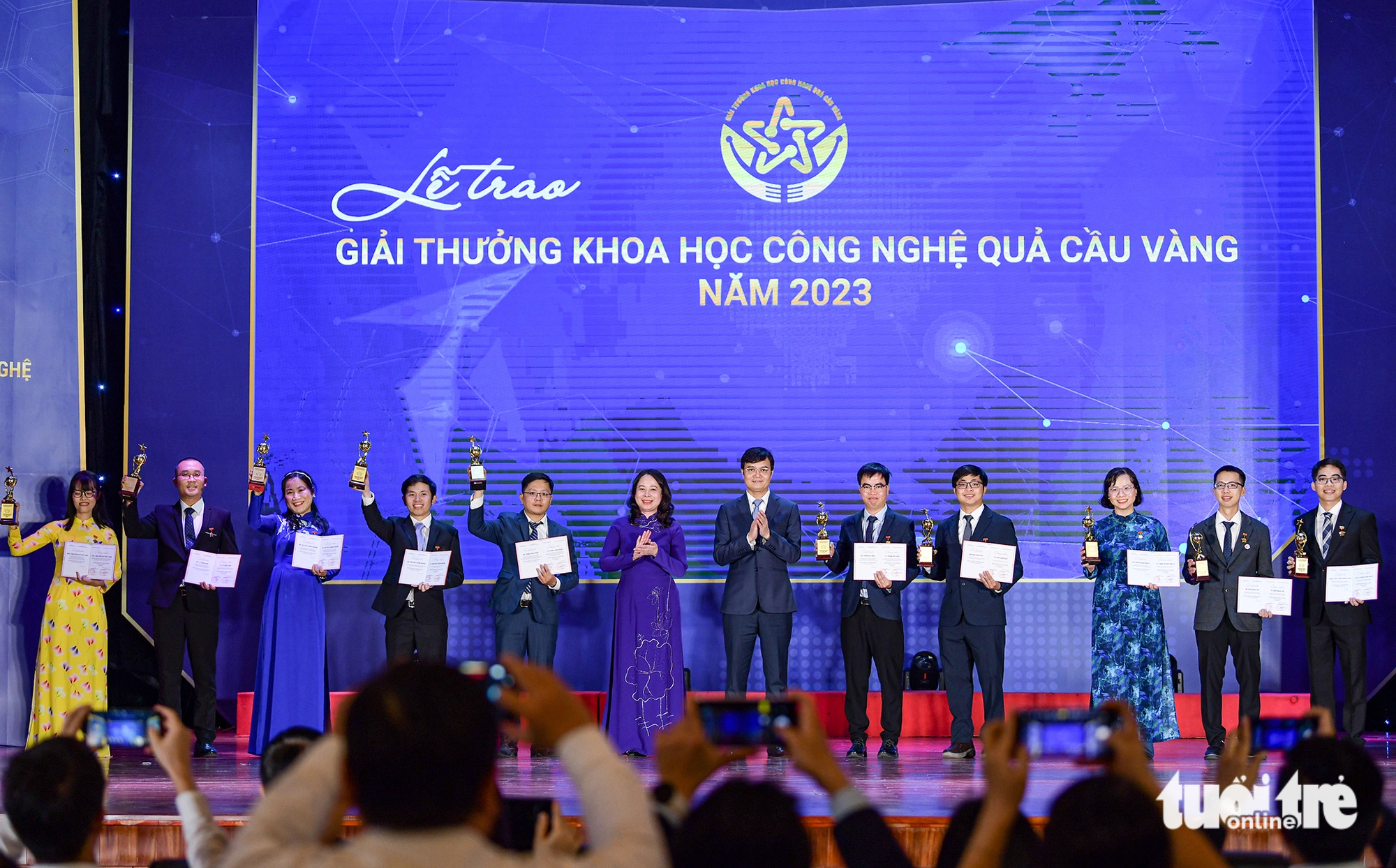 Phó chủ tịch nước Võ Thị Ánh Xuân và anh Bùi Quang Huy, bí thư thứ nhất Trung ương Đoàn, trao giải thưởng Quả cầu vàng 2023 cho 10 nhà khoa học trẻ