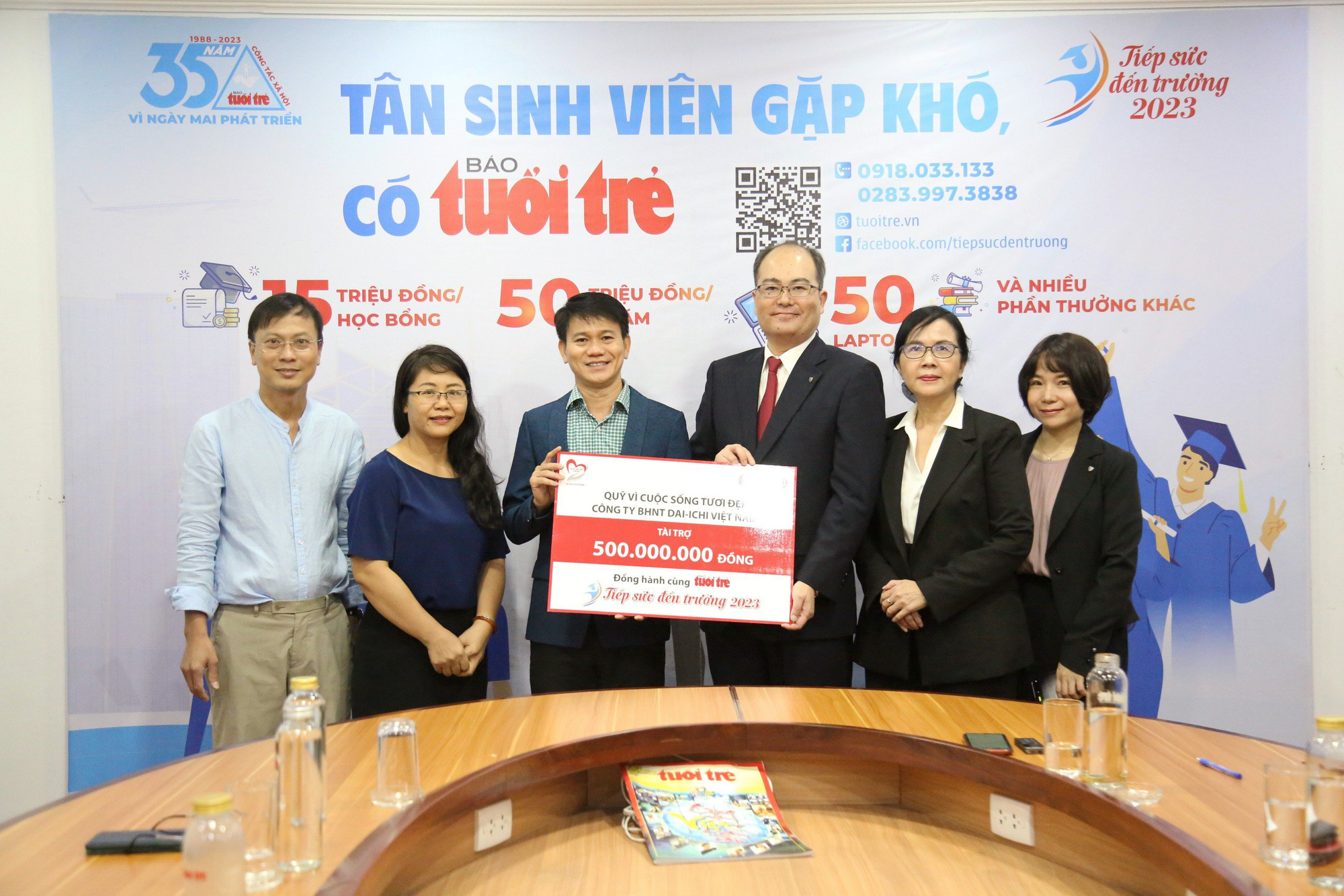 Mr. Seigo Fujimaru, representative of Dai-ichi Life Vietnam Company, awarded 500 million VND for the 2023 Back to School Program - Photo: Phuong Quanyen