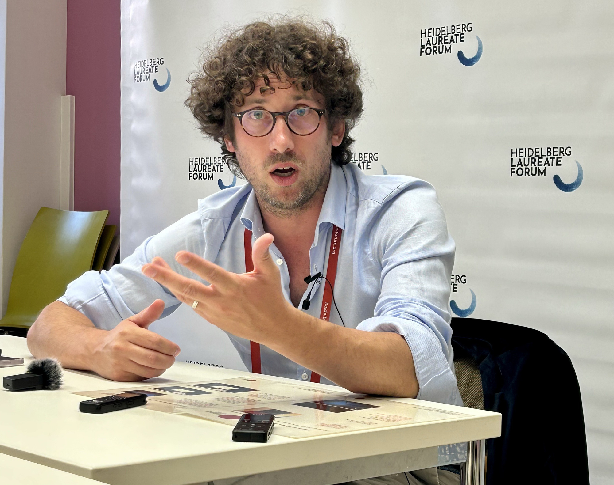 Giáo sư Hugo Duminil-Copin trò chuyện cùng phóng viên báo Tuổi Trẻ tại hội thảo Heidelberg Laureate Forum 2023 ở Đức - Ảnh: CÔNG NHẬT