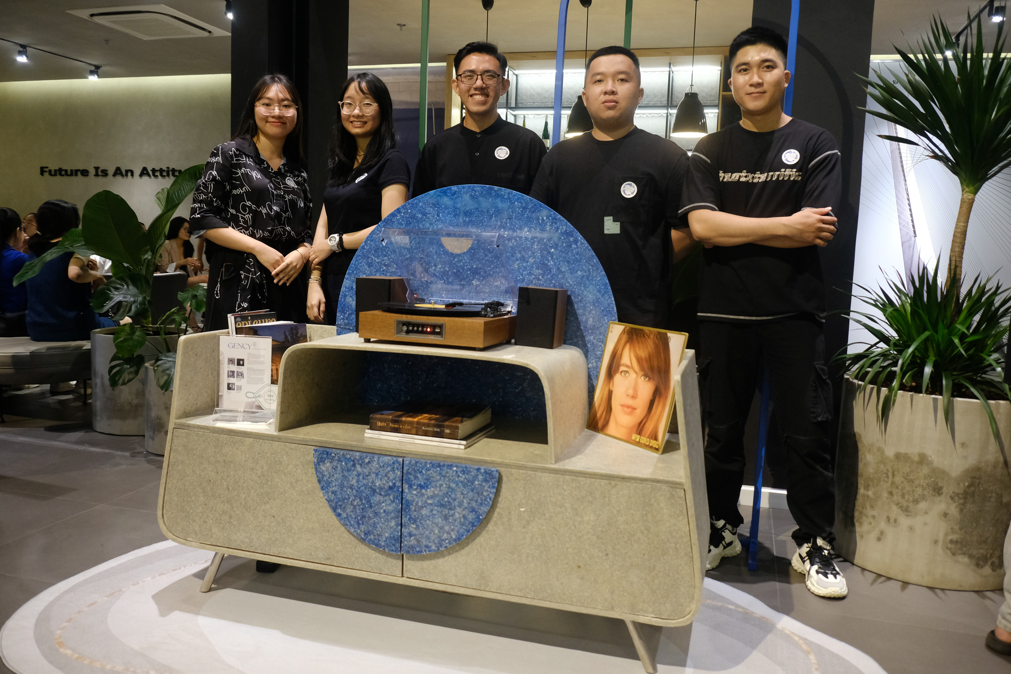 Nhóm sinh viên Trường đại học Tôn Đức Thắng cùng chiếc bàn được làm từ 102kg rác thải nhựa, được trưng bày tại triển lãm Reborn Décor - Ảnh: VŨ THỦY