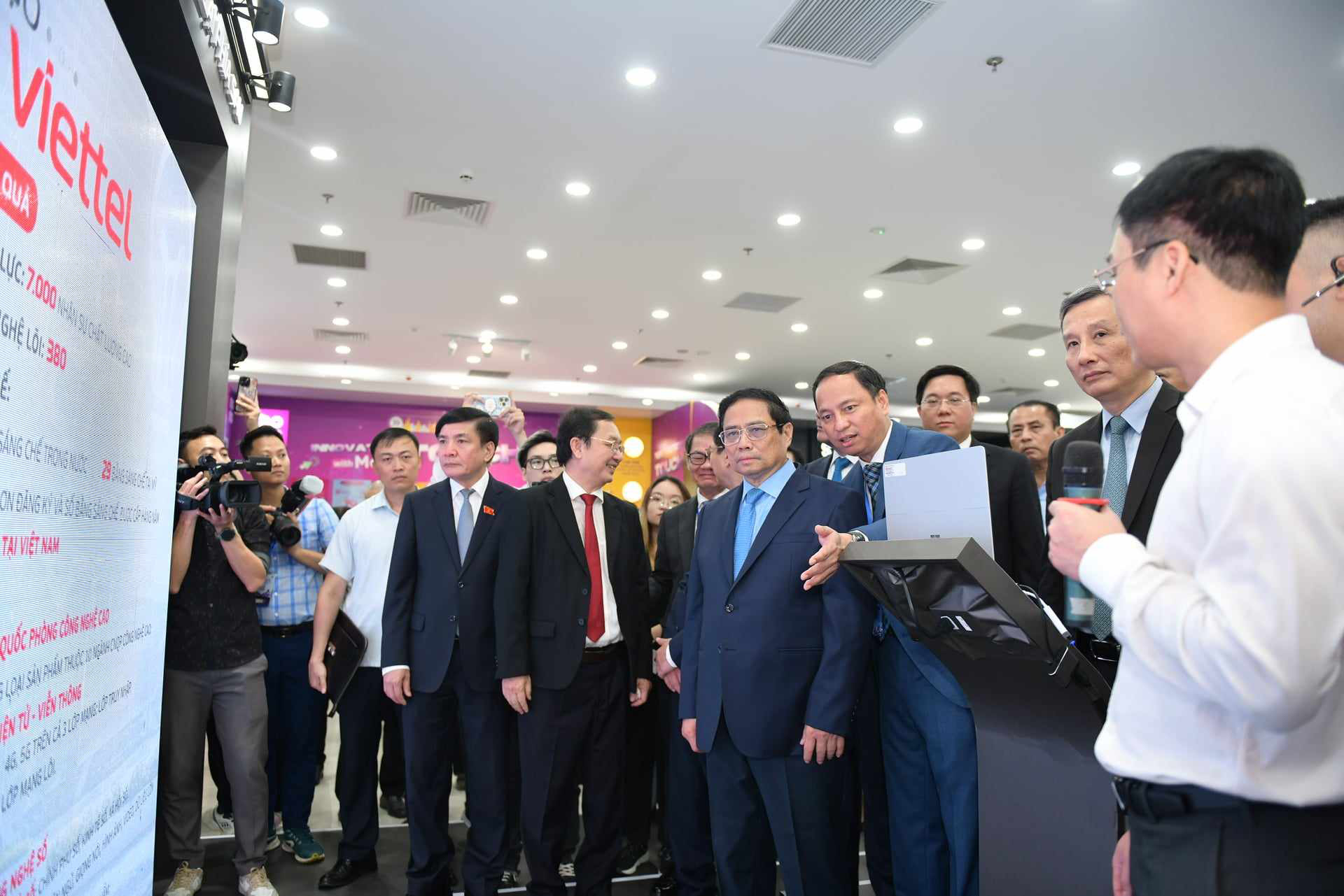 Prime Minister interacts with business representatives at VIIE 2023 – Photo: NAM TRAN
