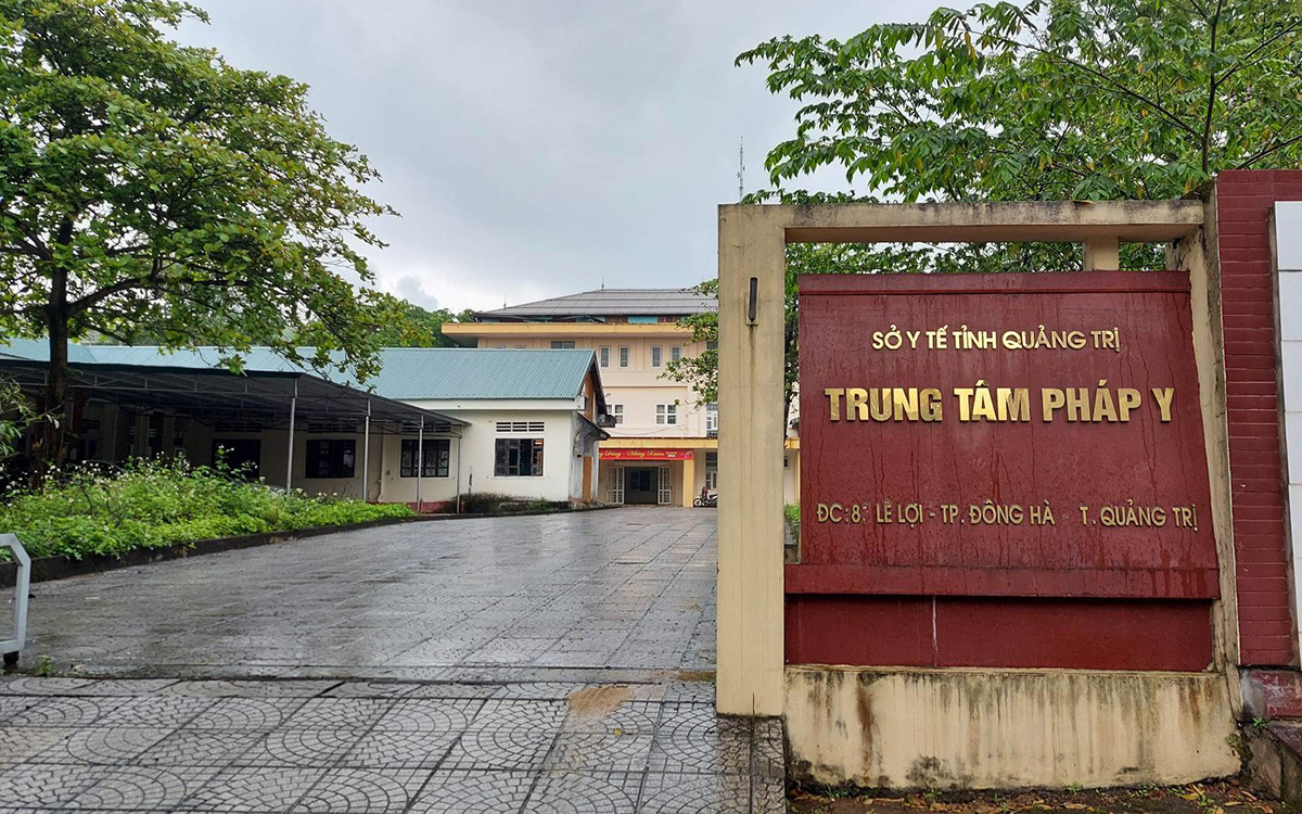Trung tâm pháp y thu bồi dưỡng ngoài quy định, sở phải xin Bộ Y tế hướng dẫn- Ảnh 2. 8 tháng bị bắt tạm giam, giám đốc trung tâm pháp y vẫn giữ chức vụ, nhận lương
