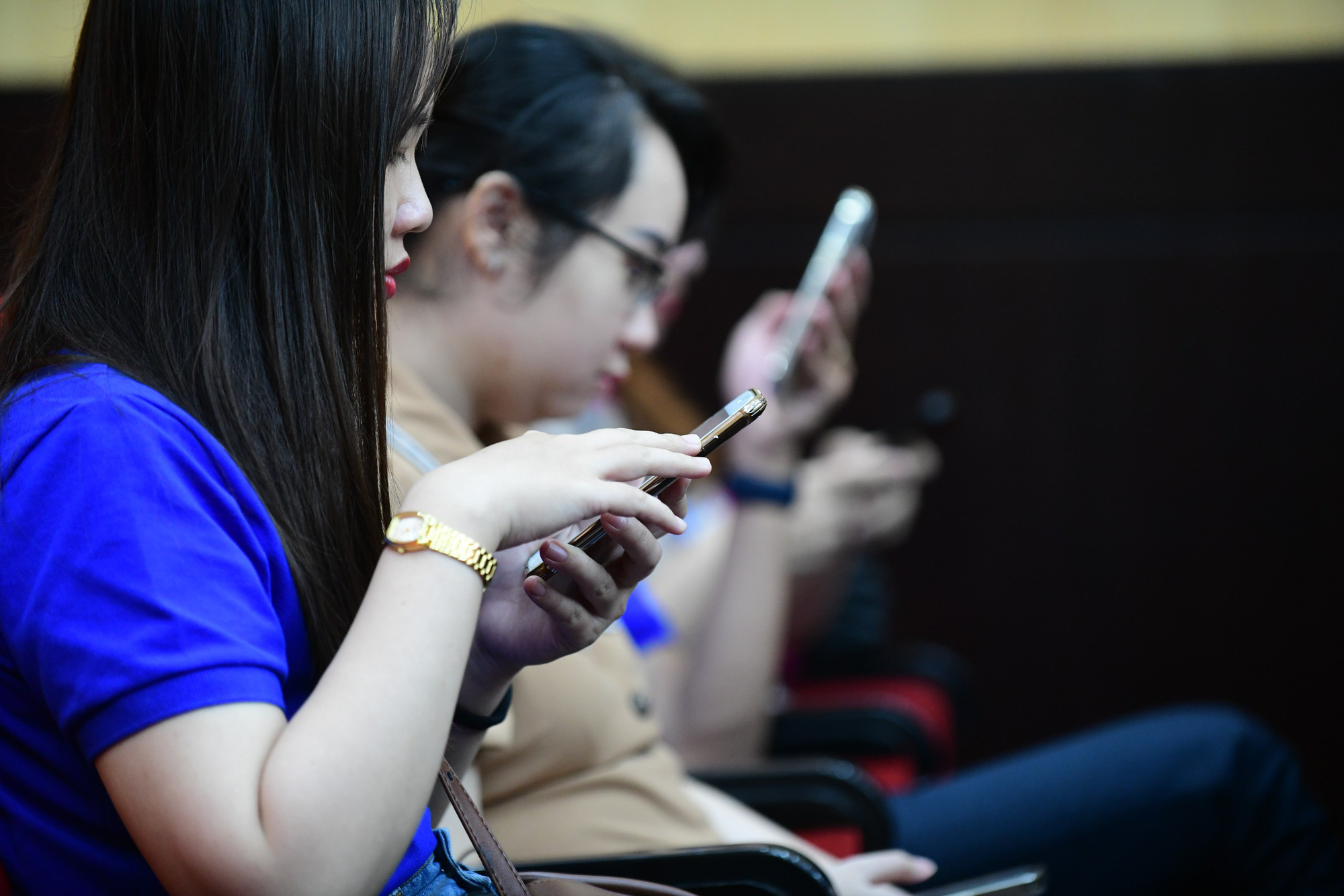 Many people are addicted to the Internet, which affects their daily lives - Photo: Quang Dinh