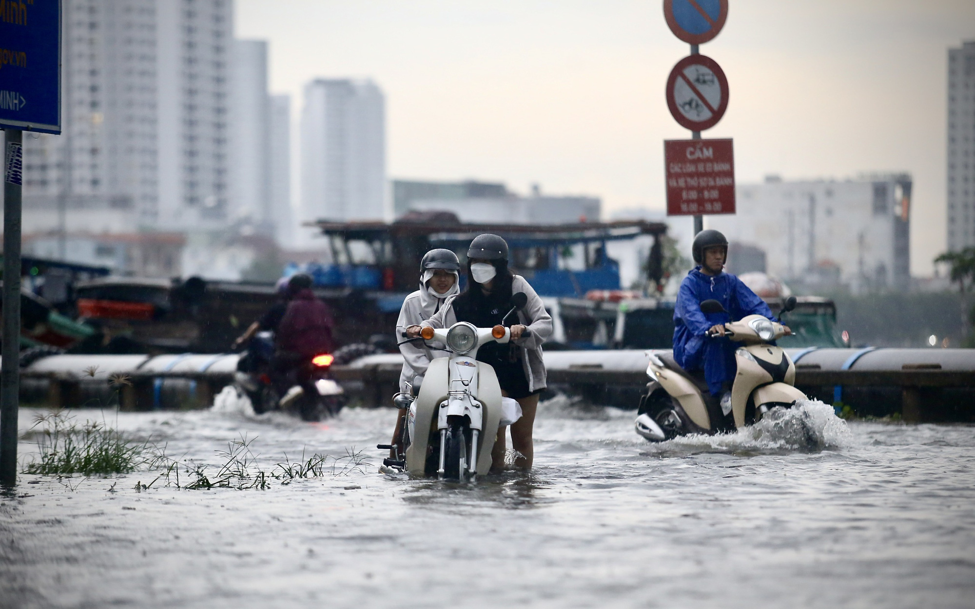 Thời tiết hôm nay 28-10: Nhiều nơi chiều tối mưa rào, Nam Bộ triều cường cao