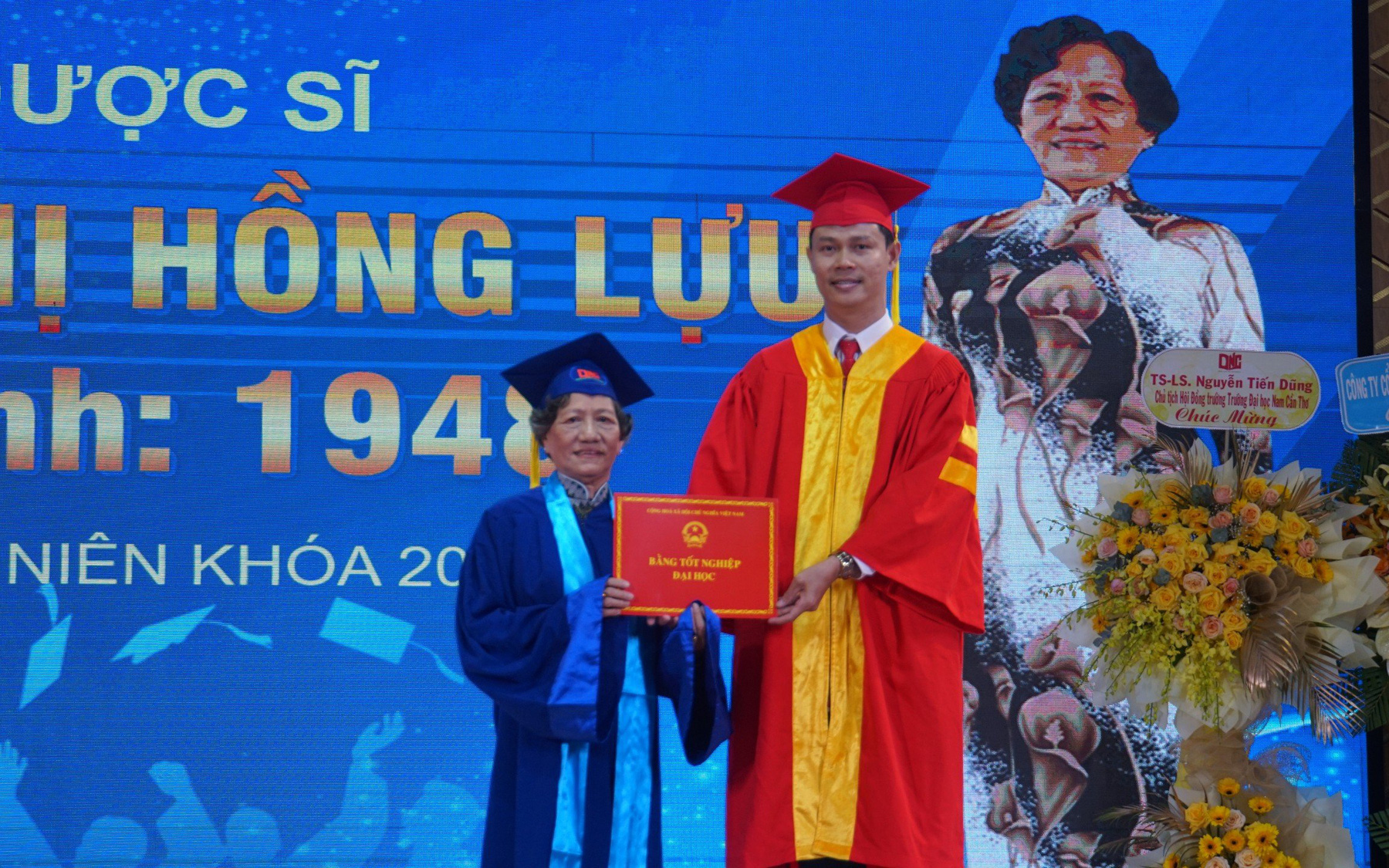 Người phụ nữ lấy bằng đại học dược ở tuổi 65: Chưa nghỉ học dù chỉ 1 giờ- Ảnh 3. Lấy bằng đại học ở tuổi 75 vì lời hứa với người chồng đã mất