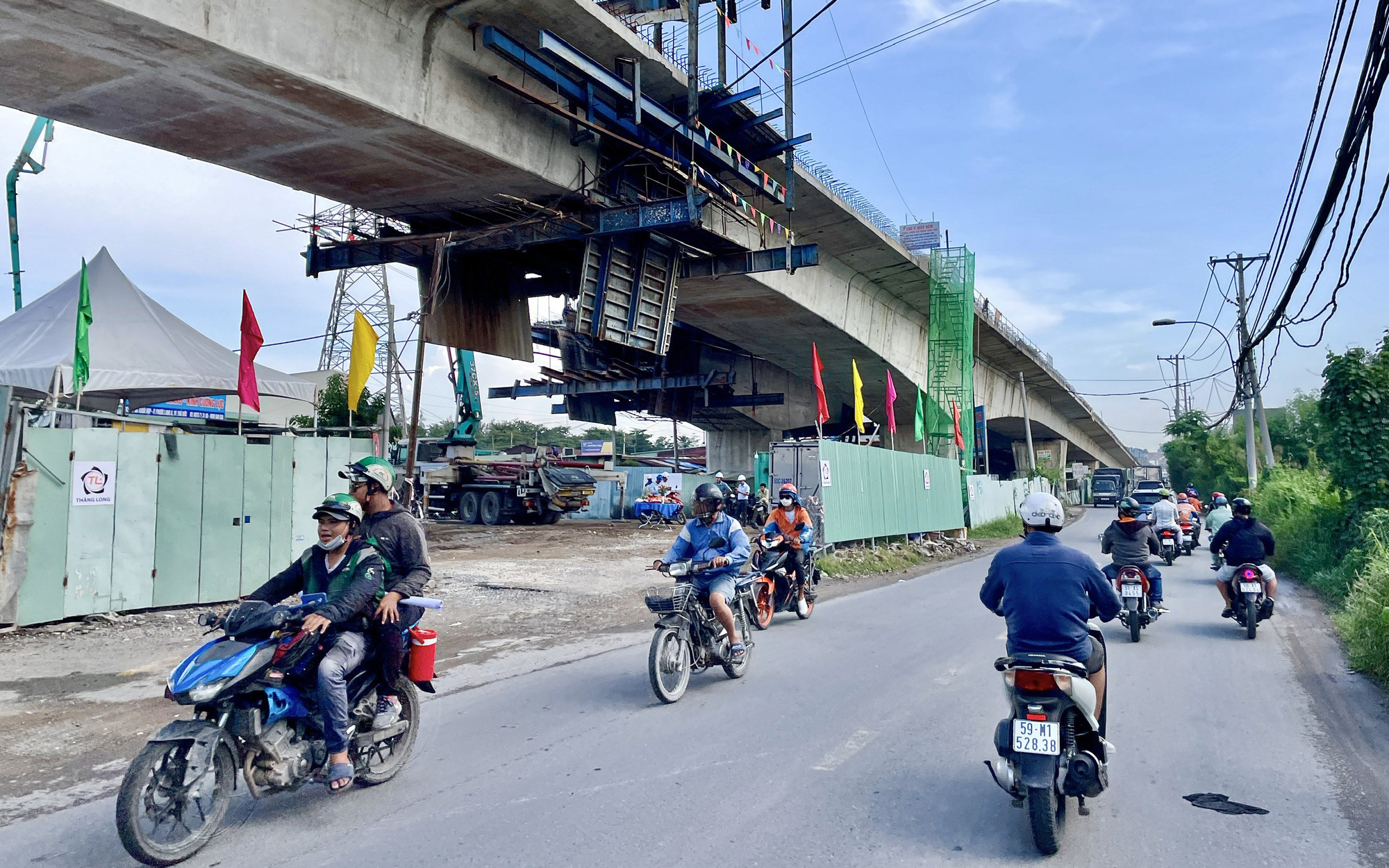 Những cây cầu trọng điểm ở Thủ Đức: Chỗ thi công, chỗ yên ắng- Ảnh 10. Hợp long nhịp chính cầu Nam Lý ở TP Thủ Đức