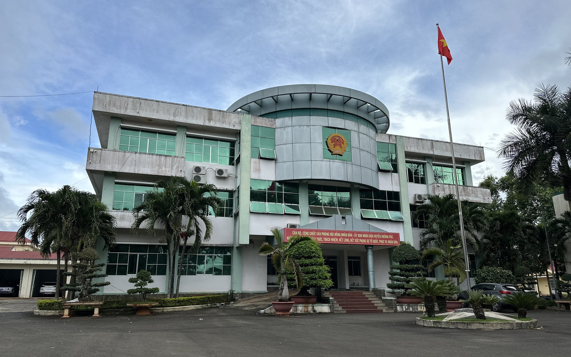 Nhiều sai sót trong bổ nhiệm cán bộ ở Buôn Ma Thuột- Ảnh 3. Một huyện tuyển dụng, bổ nhiệm chưa hợp lệ hàng trăm người
