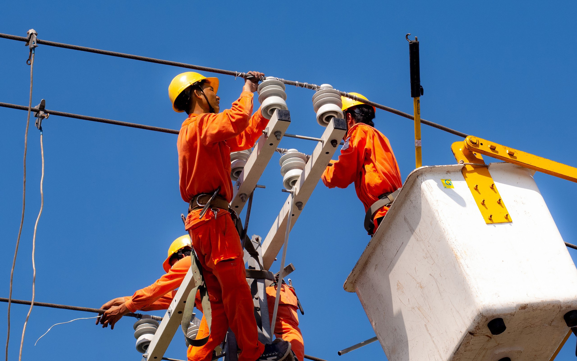 Nhiều doanh nghiệp nhà nước lãi lớn 2023, EVN lỗ 24.500 tỉ đồng dù tăng giá điện- Ảnh 2. EVN tăng giá điện vẫn thấy lỗ do biến động giá đầu vào từ nguồn phát