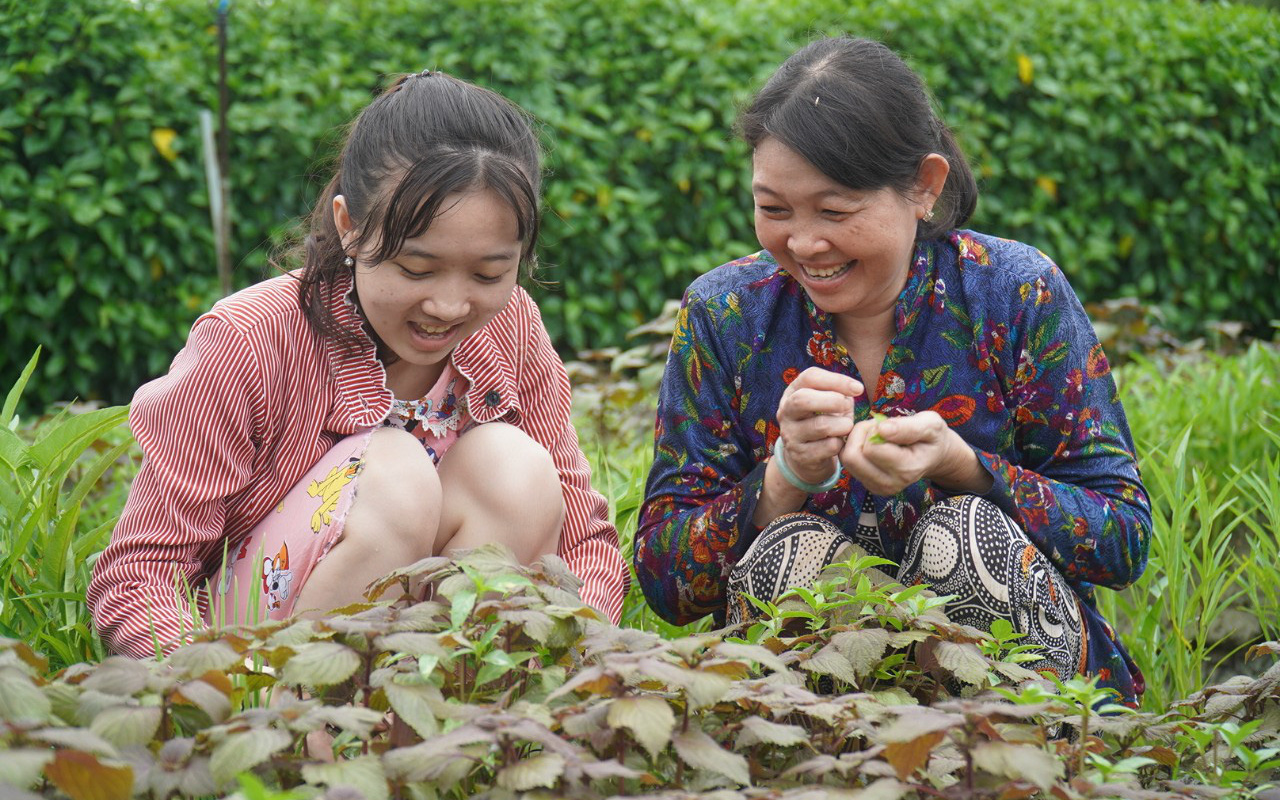 Thạc sĩ quỳ lạy cảm ơn mẹ: Truyền cảm hứng về sự biết ơn và lòng hiếu thảo- Ảnh 3. Mẹ làm mướn sớm hôm 15 năm trời để hai con vào đại học