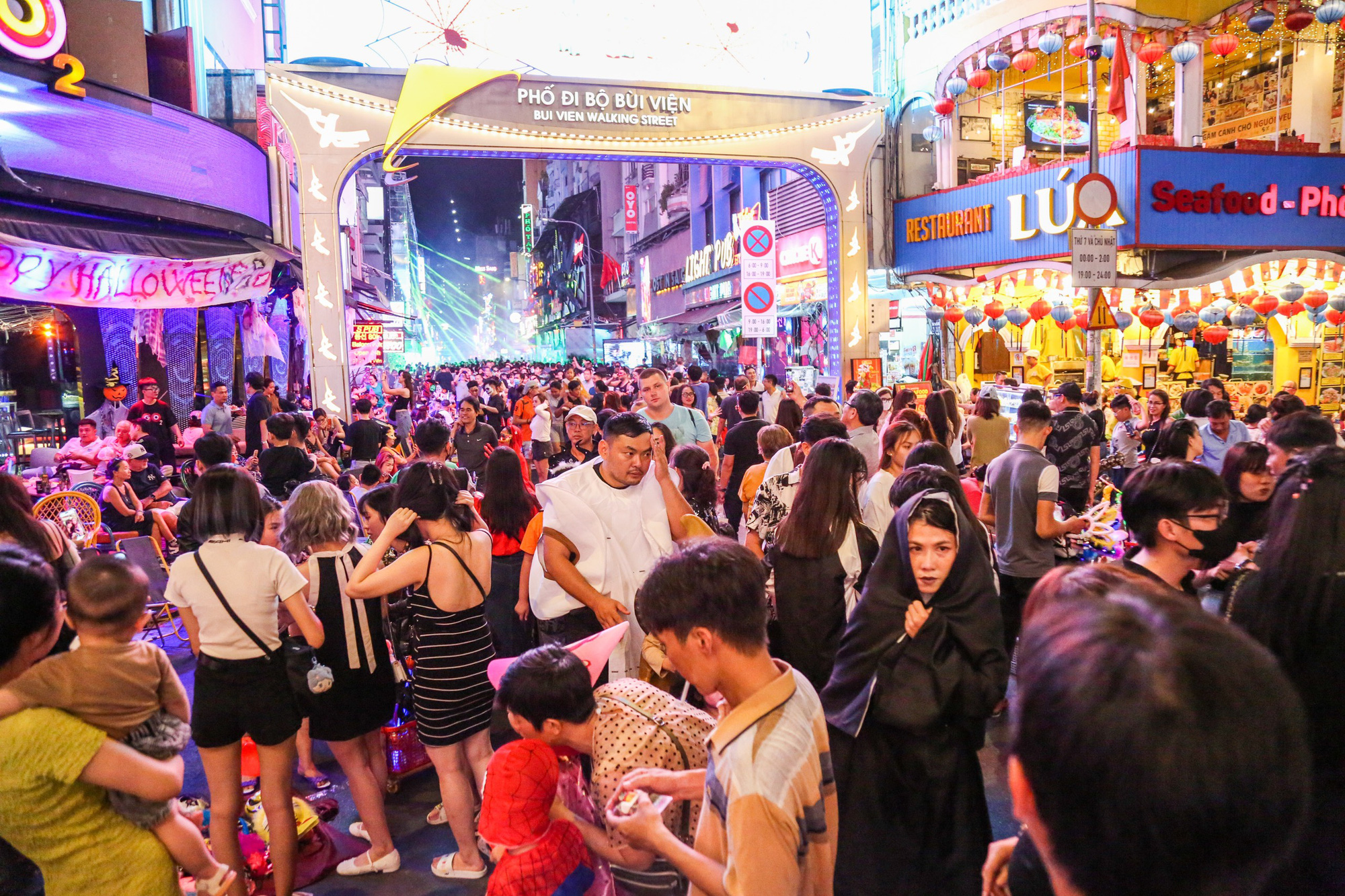Bui Vien West Street was packed with people going out to celebrate Halloween on the evening of October 31 