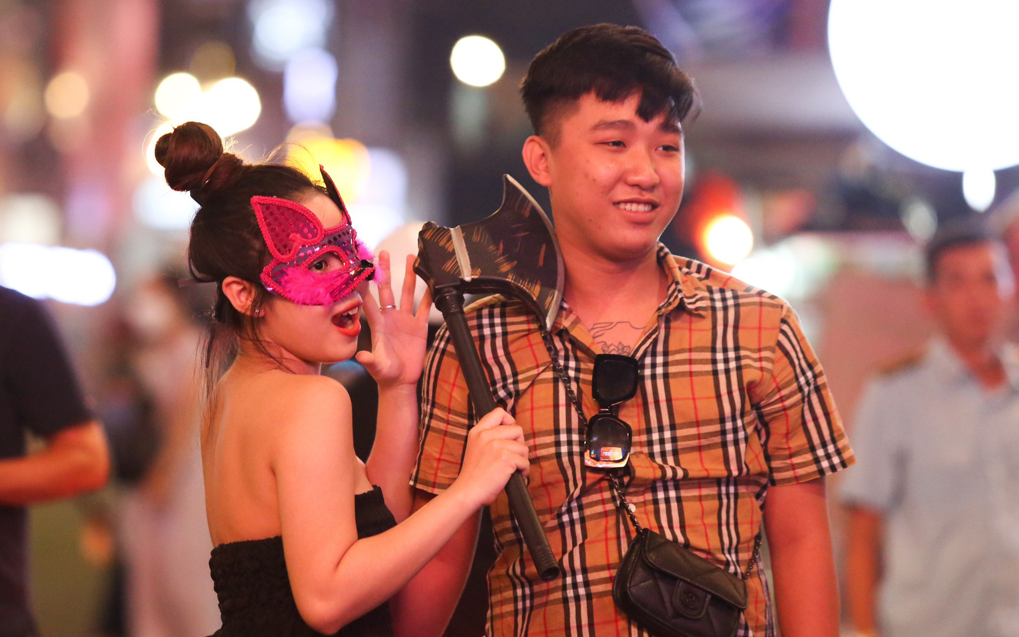 Đêm Halloween: Người dân đổ về trung tâm TP.HCM với muôn kiểu hóa trang