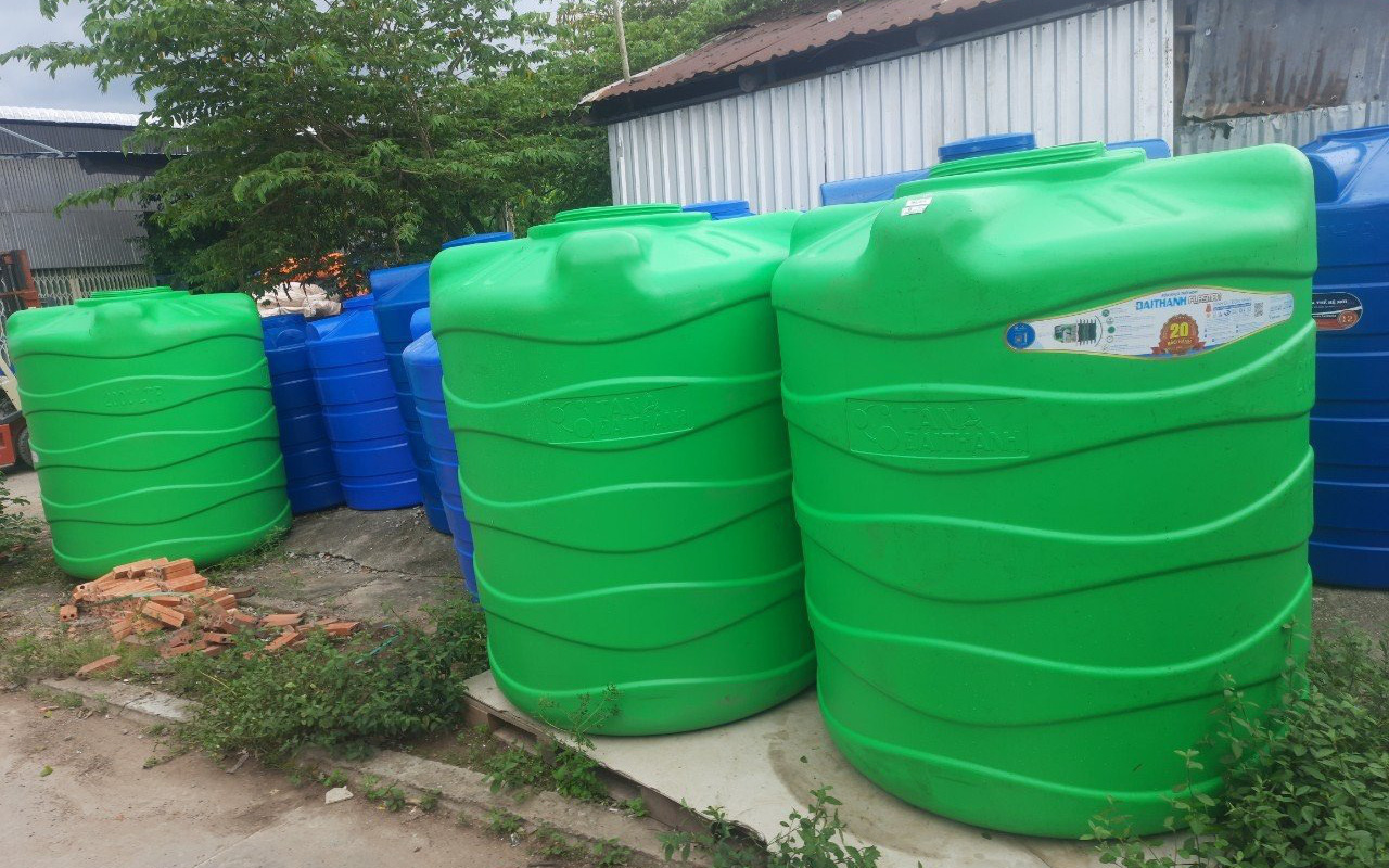 Nắng nóng, miền Tây cảnh báo cháy rừng cấp nguy hiểm- Ảnh 4. Thị trường bồn chứa nước đón đầu hạn, mặn vùng Đồng bằng sông Cửu Long