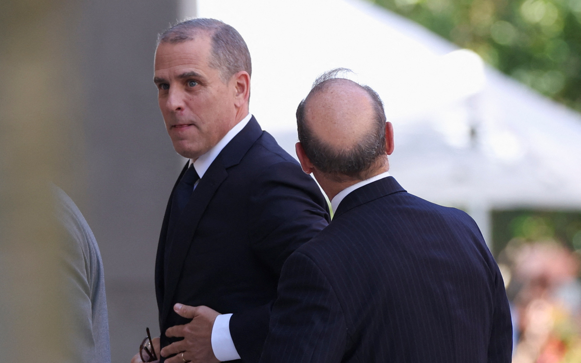 Con trai ông Biden dính thêm cáo buộc hình sự, đối diện 17 năm tù- Ảnh 2. Ông Hunter Biden trình diện tòa, bị cáo buộc 3 tội danh