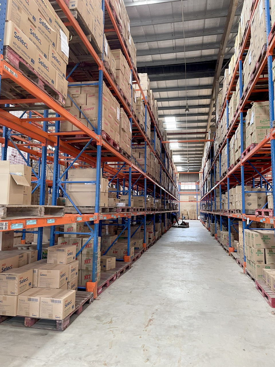 Saigon Co.op đầu tư kho hiện đại theo tiêu chuẩn 'xanh' - Ảnh 1. Saigon Co.op hiện có hệ thống kho vận khắp ba miền, đảm bảo cung ứng hàng hóa cho hệ thống các siêu thị của Saigon Co.op - Ảnh: NAM PHƯƠNG