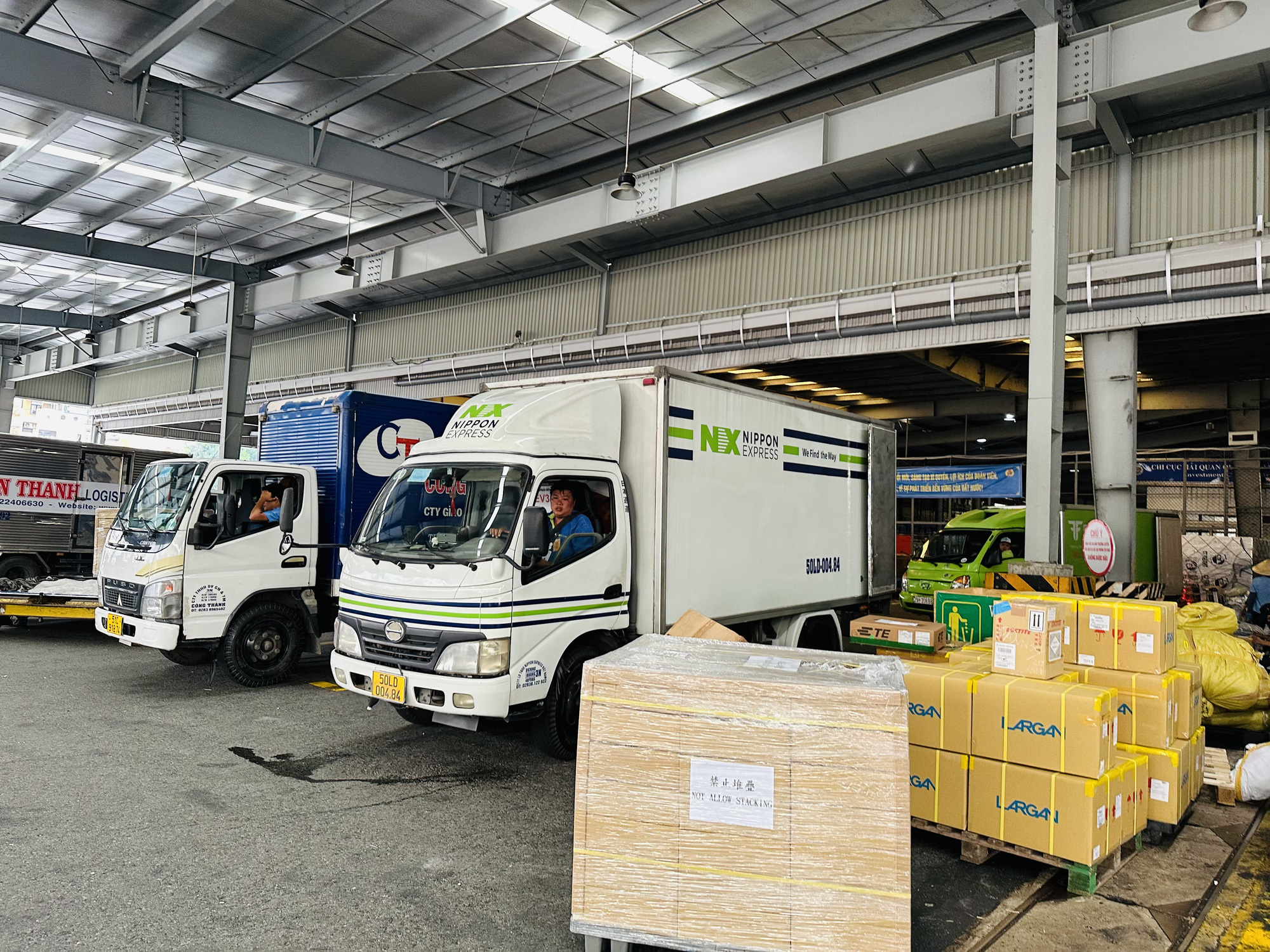 飛行機への移送手続きを待つタンソンニャット倉庫の豊富な商品 - 写真: CONG TRUNG