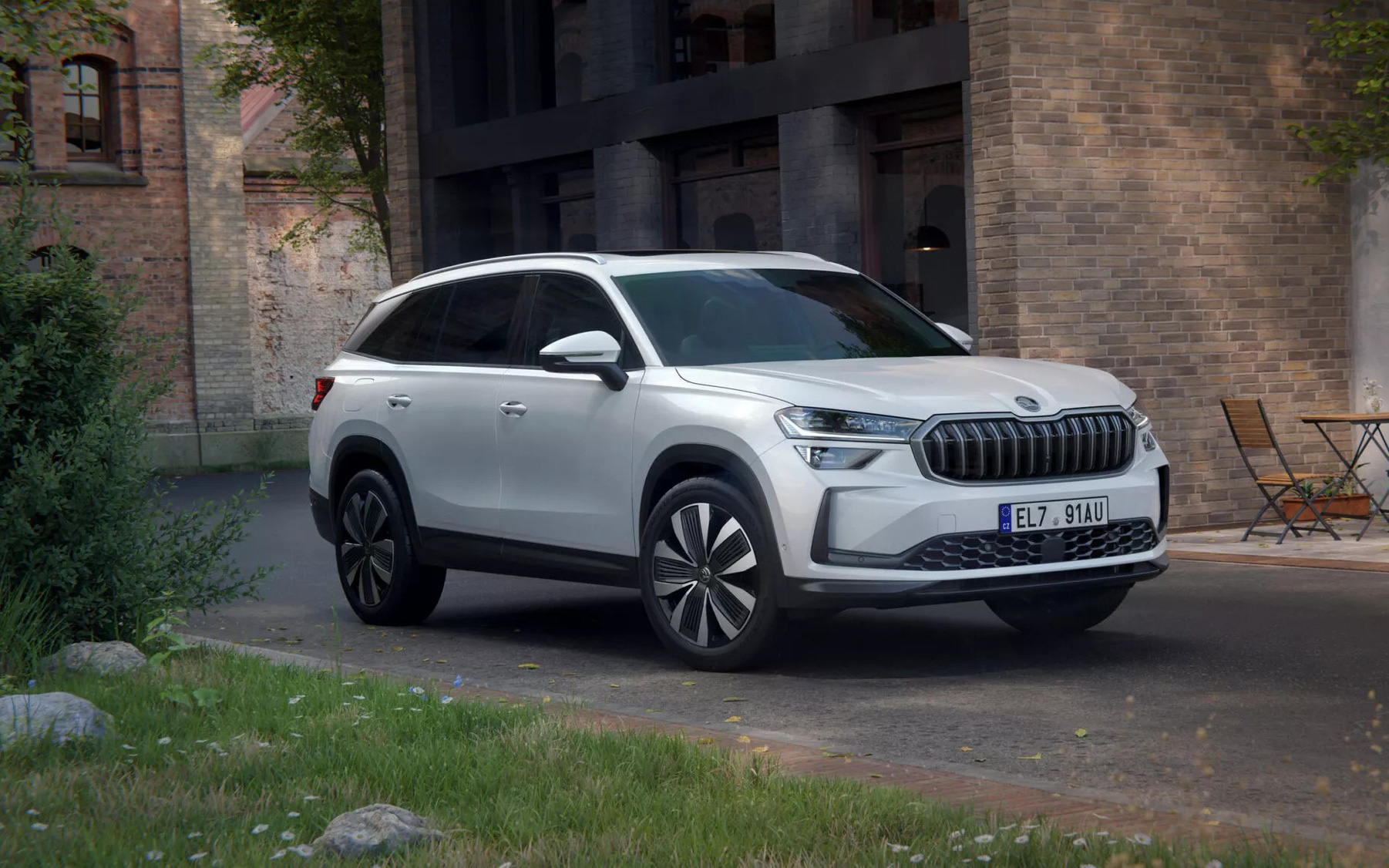 Tin tức giá xe: Skoda Kodiaq giảm hơn 200 triệu phí lăn bánh, vẫn cao hơn Hyundai Santa Fe- Ảnh 9. Vừa ra mắt, Skoda Kodiaq đã có bản mới: Nội thất, công nghệ mới trong lớp áo cũ