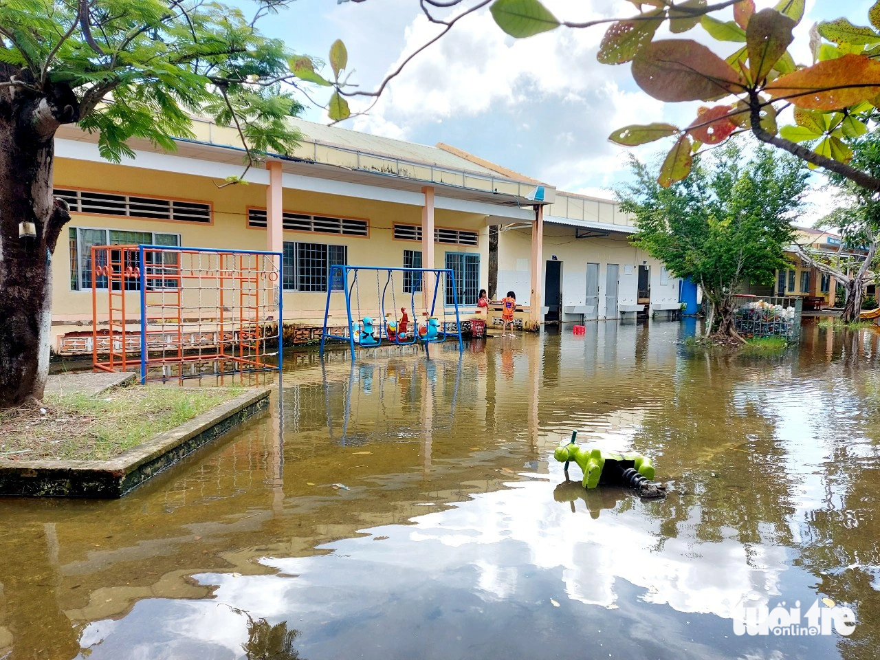 Một góc sân Trường tiểu học Đông Thái 1 (xã Đông Thái) bị ngập nước do mưa kéo dài và triều cường mấy ngày qua - Ảnh: CHÍ CÔNG