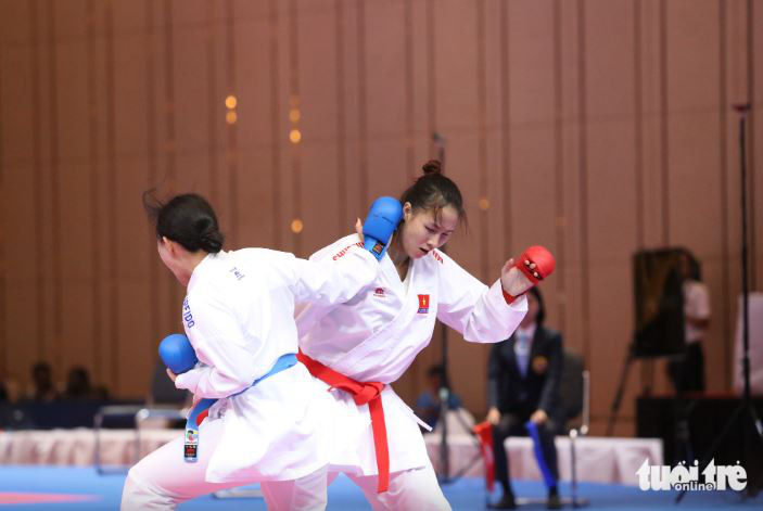 Võ sĩ karatedo Đinh Thị Hương (phải) sẽ thi đấu hạng cân dưới 68kg nữ - Ảnh: HUY ĐĂNG
