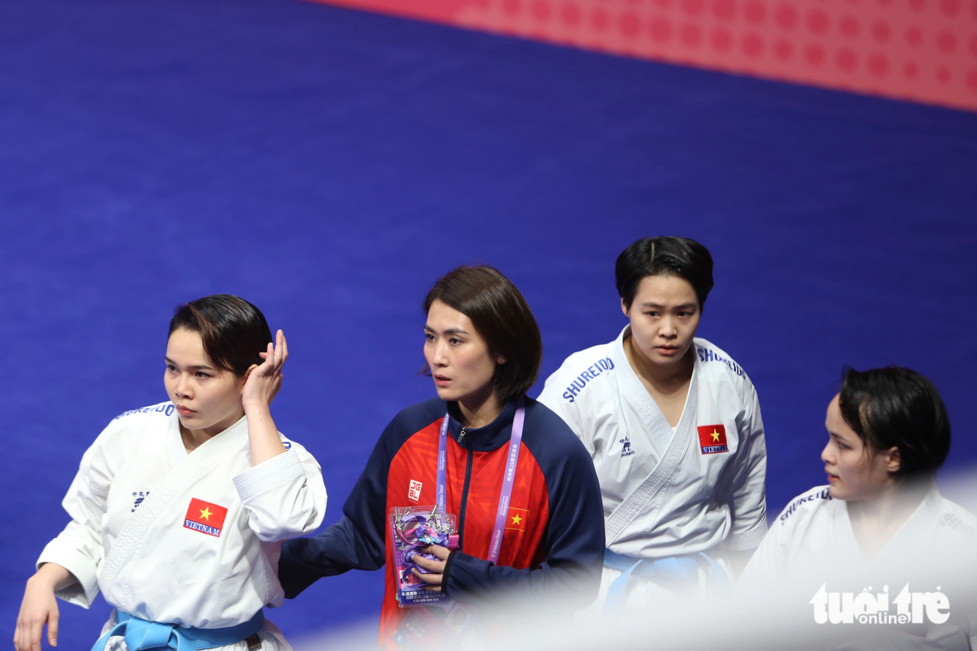 Đội tuyển kata (diễn quyền) đồng đội nữ môn karate giành HCV thứ 3 cho đoàn thể thao Việt Nam tại Asiad 19 - Ảnh: HUY ĐăNG