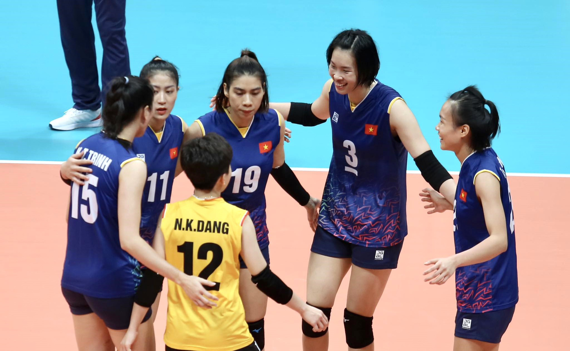 ベトナム-日本女子バレーボール準決勝:頑張ってください~写真2。 タイン・トゥイは、今日午後の日本戦でベトナム女子バレーボールチームが好成績を収めるのに貢献すると期待されている - 写真: DUC KHUE