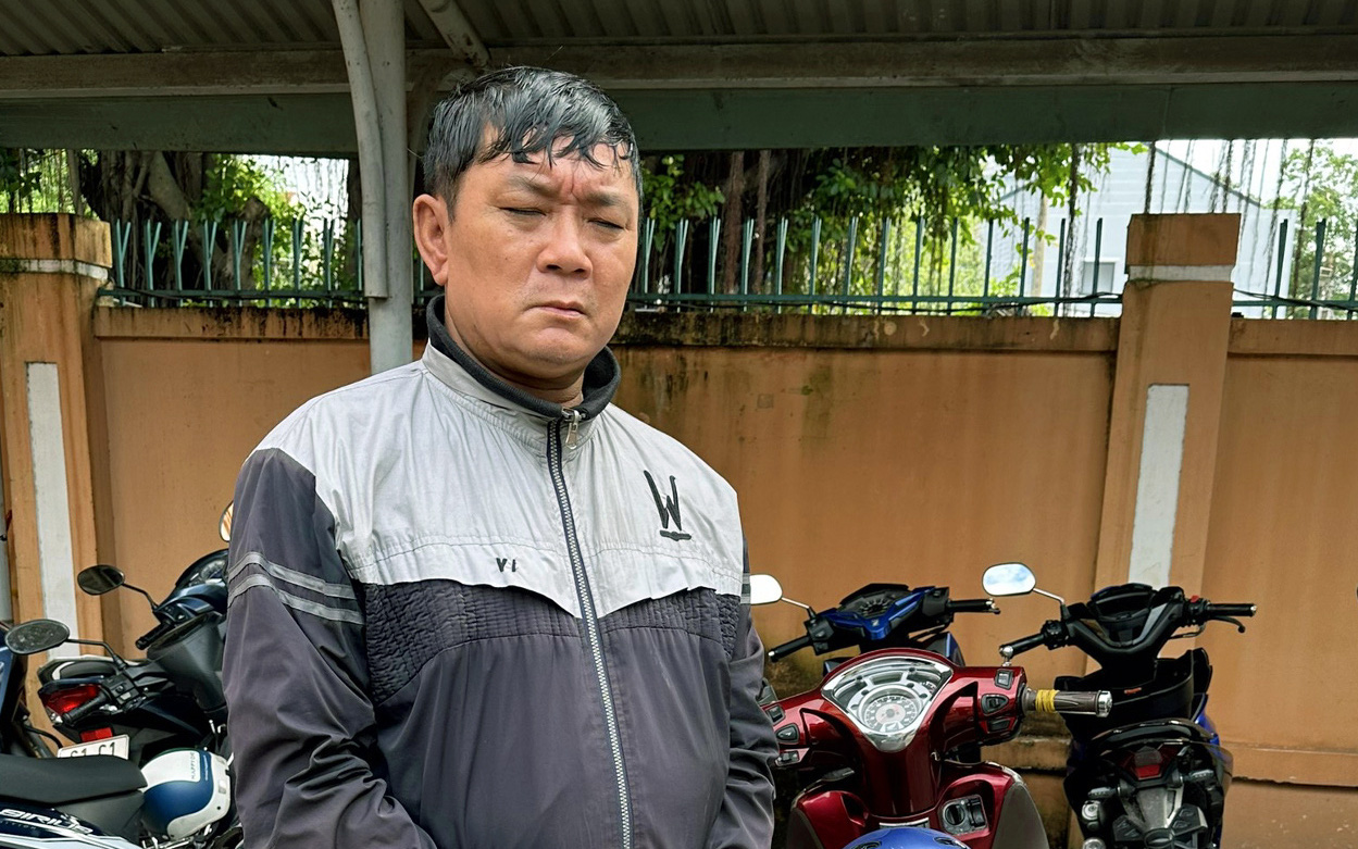 Vụ lừa bán cục đá hủy diệt sắt: Nghi can thứ bảy ra đầu thú- Ảnh 2. Khởi tố kẻ lừa tráo vé số của người phụ nữ không tay, không chân