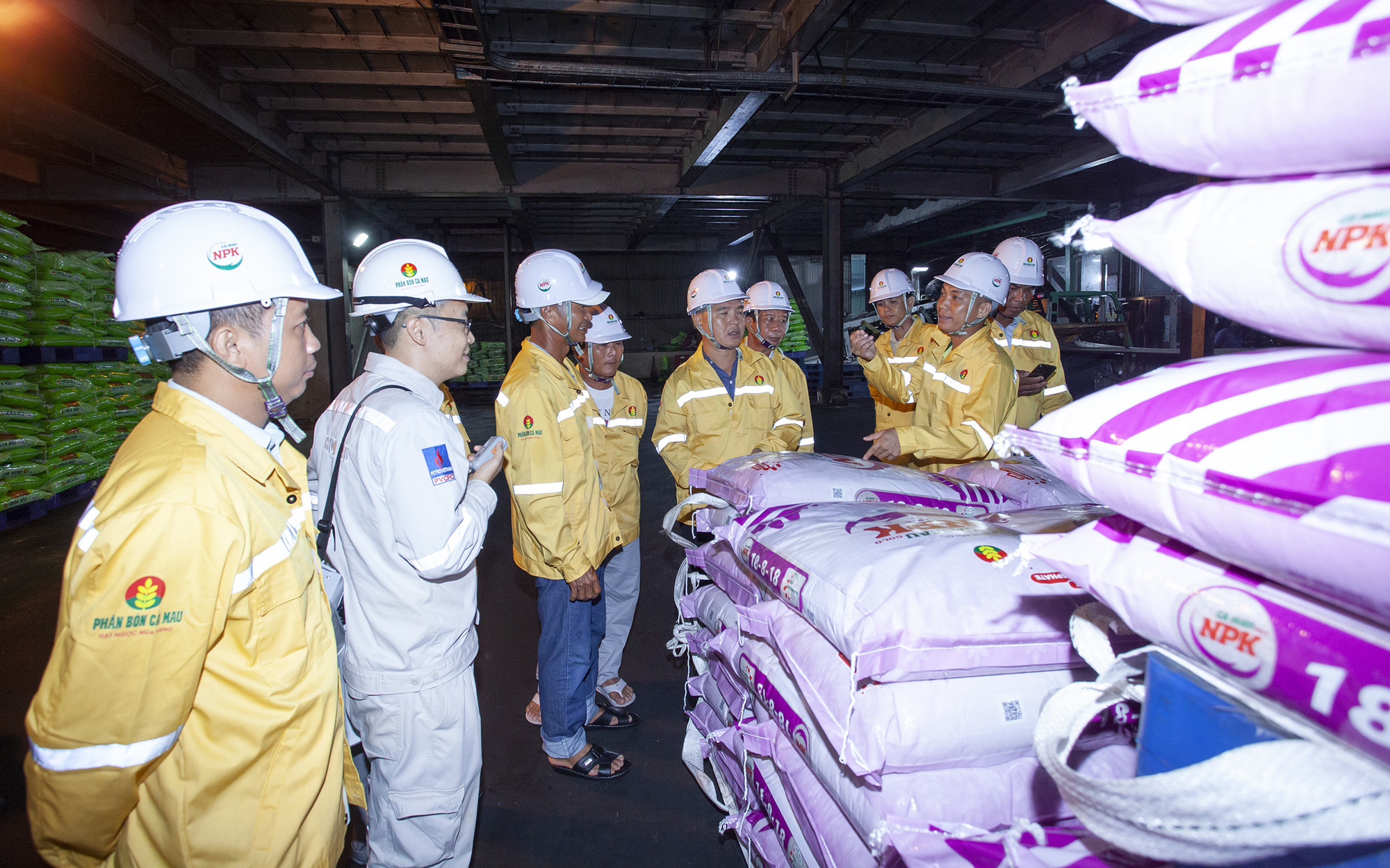 Nhà máy Đạm Cà Mau cán mốc sản xuất 10 triệu tấn urê- Ảnh 5. Công ty Phân bón Cà Mau đón nông dân tham quan nhà máy