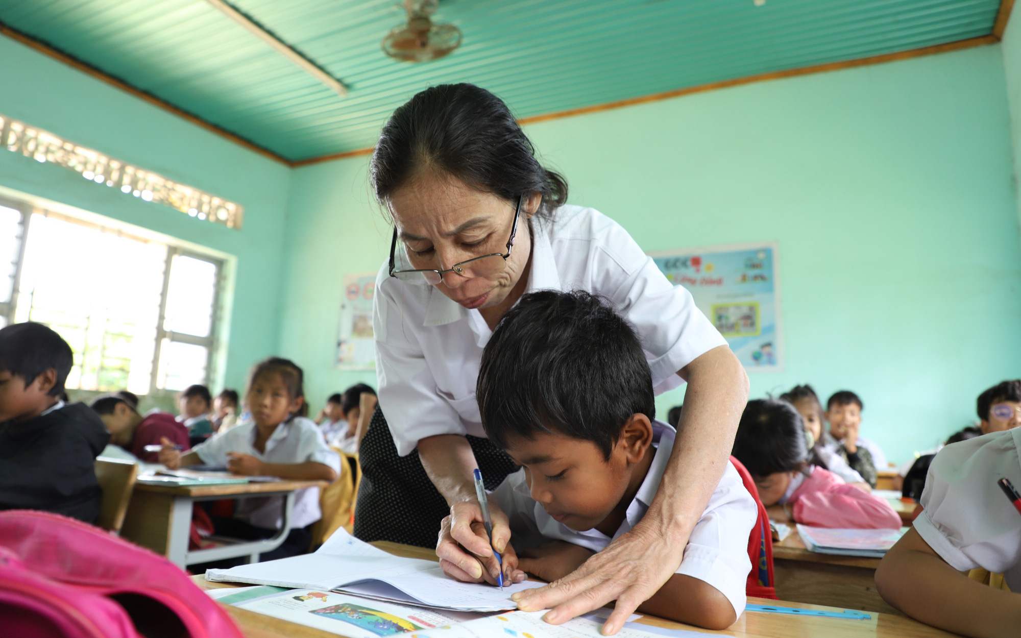 Cả nước thiếu giáo viên nhưng người học sư phạm ngày càng giảm- Ảnh 3. Chuyển giáo viên từ trường thiếu sang… trường thừa