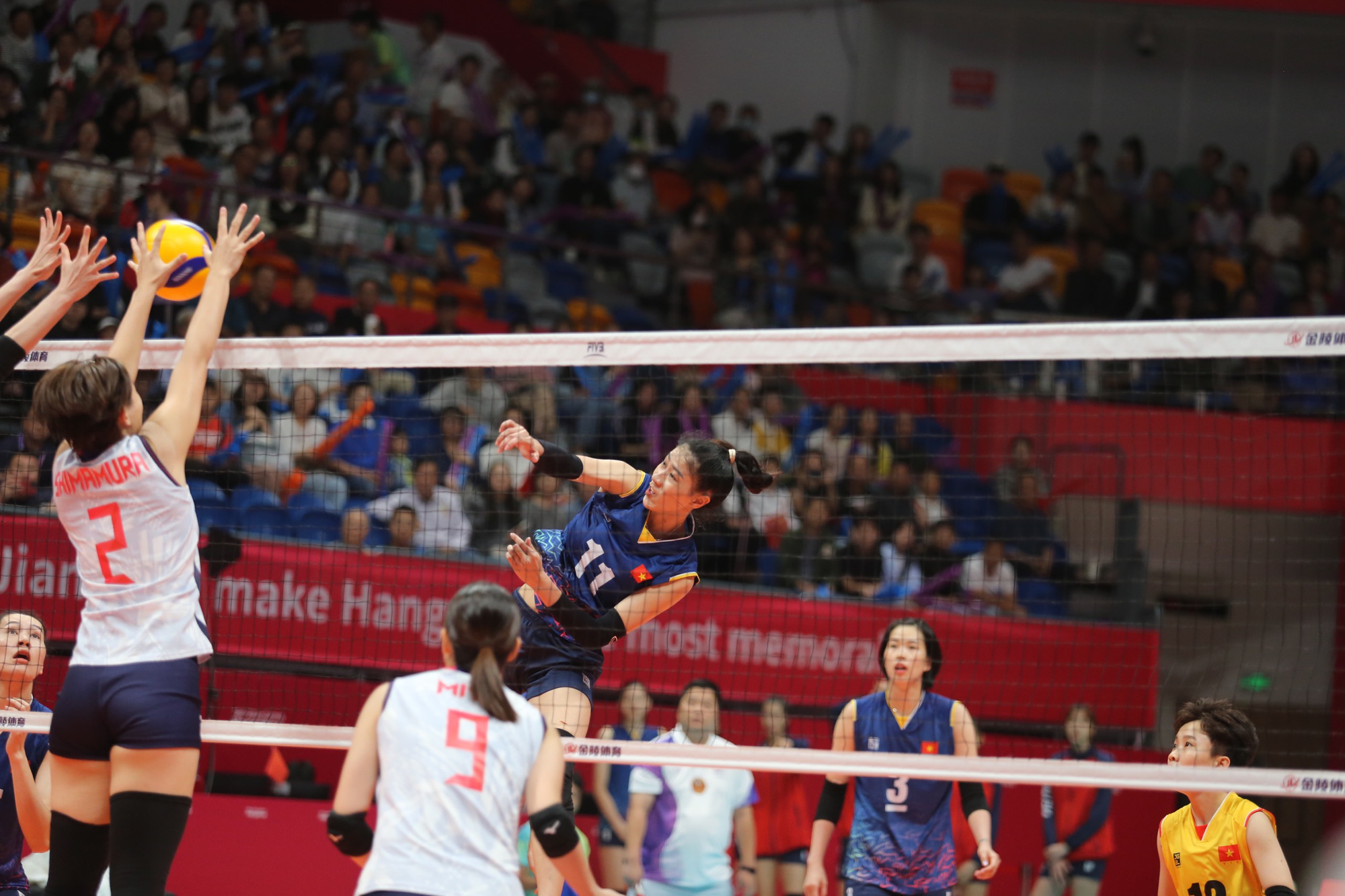 決意を持ってプレーするベトナムチーム - 写真: DUC KHUE